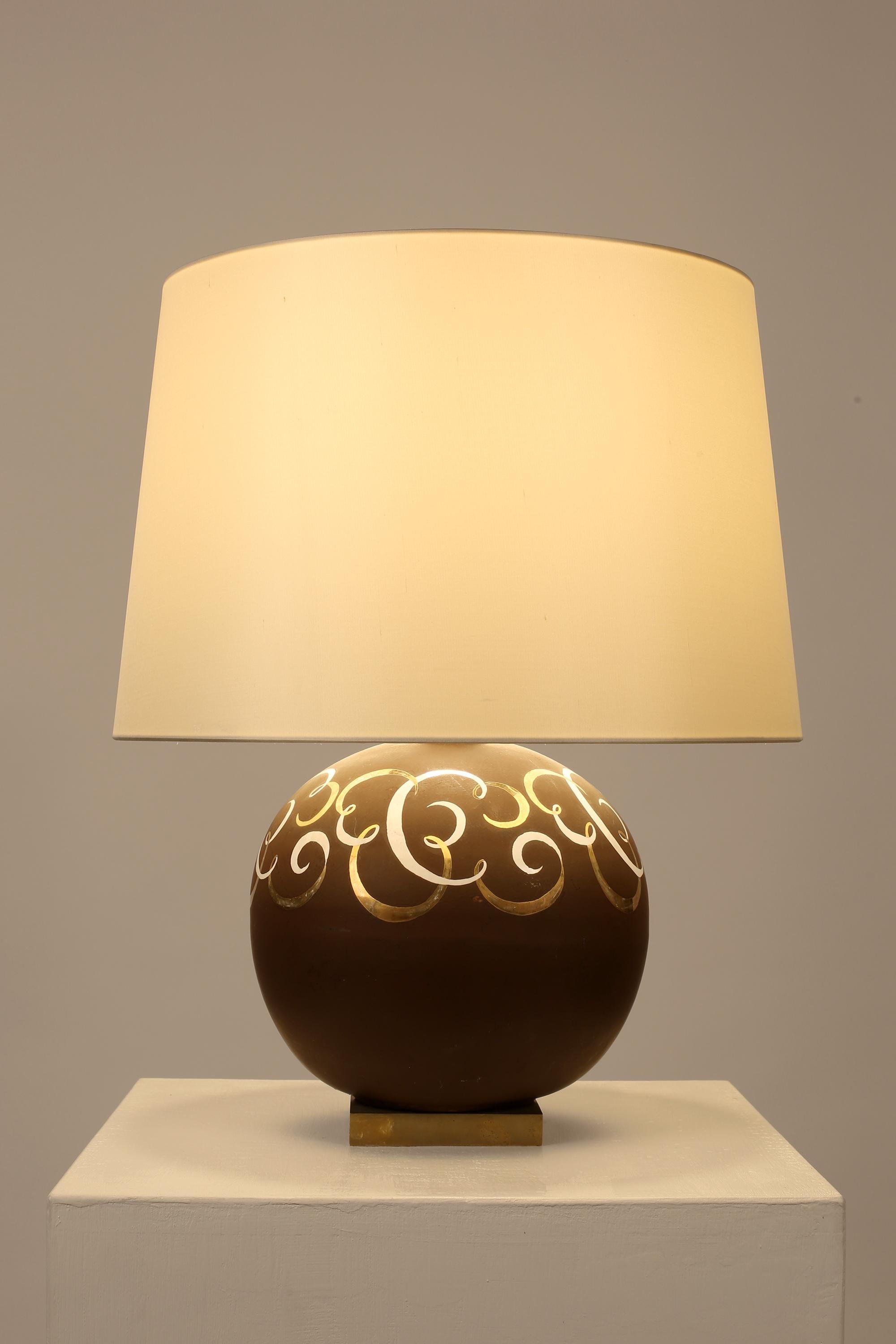 Französische Art Deco 1940er Jahre emaillierte Boule Tischlampe im Angebot 4