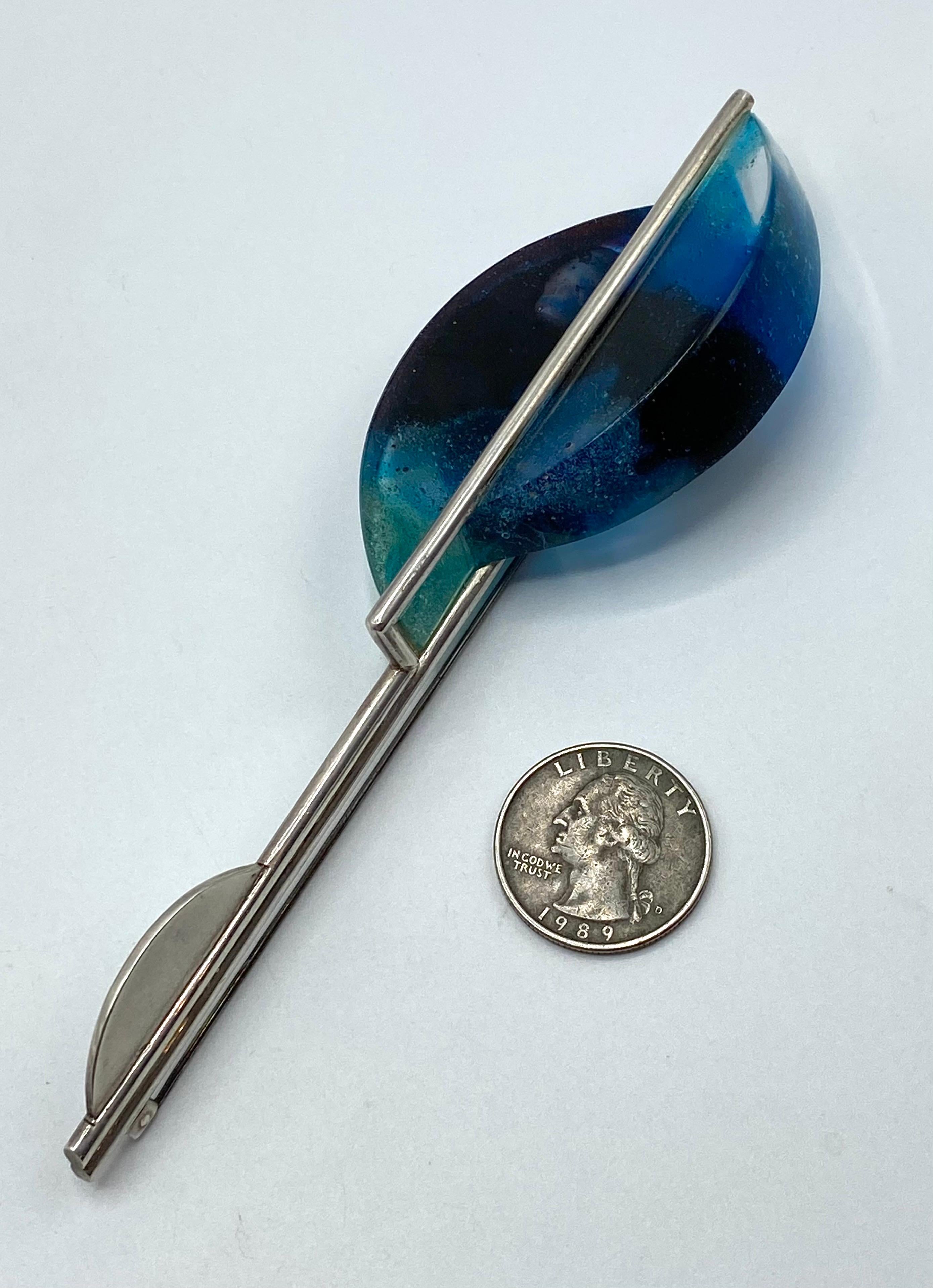 Ti presentiamo una spilla artigianale francese geometrica in stile Art Déco, unica nel suo genere. Circa nel 1980, quando lo stile Art Déco ebbe una rinascita nel design, la spilla presenta un lungo pezzo centrale in argento sterling marcato con due