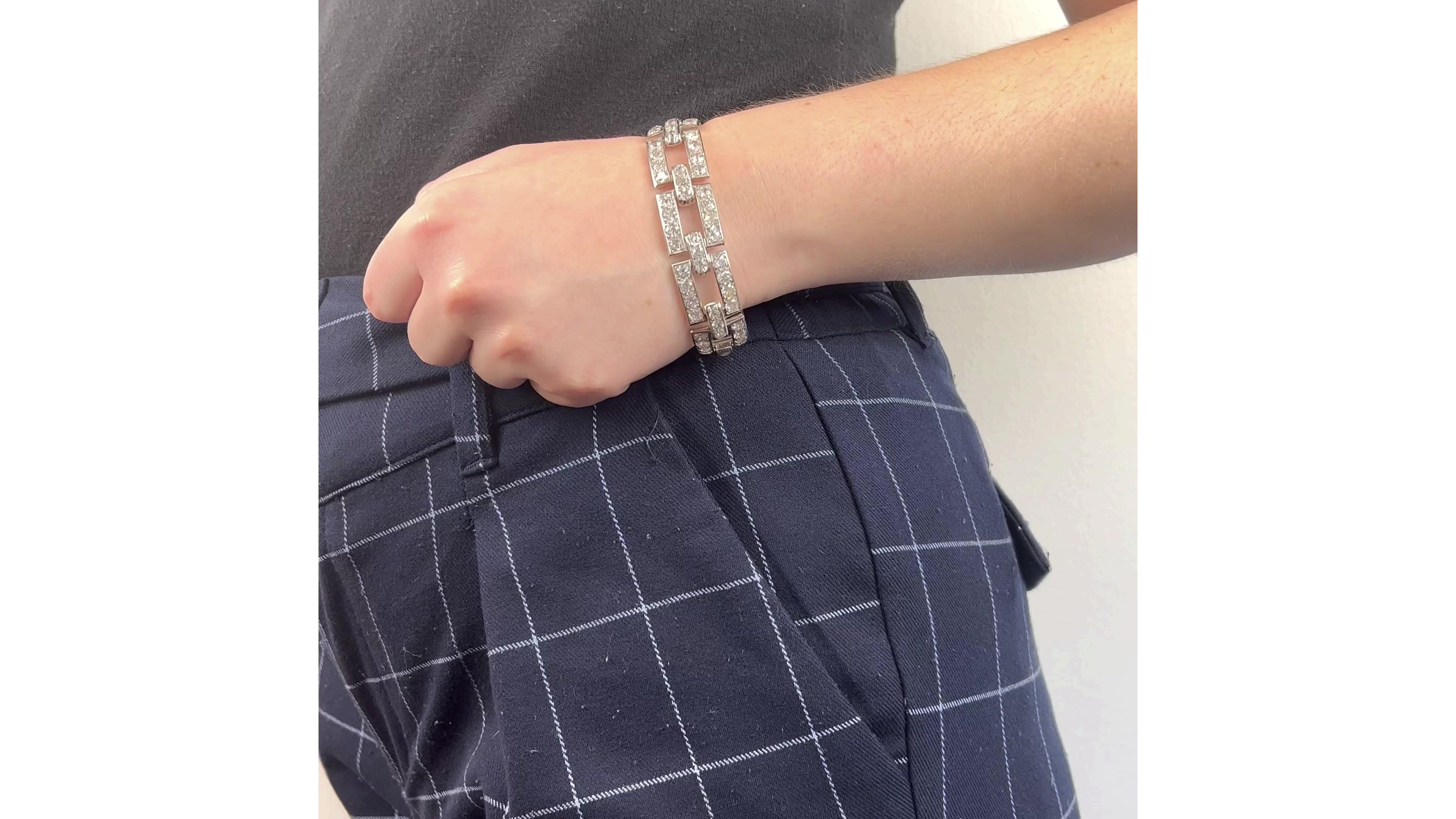 French Art Deco 26.10 Carats Old Mine Cut Diamonds Platinum Bracelet. Featuring 99 old mine cut diamonds with a total weight of approximately 26.10 carats, graded H-J average color, SI-I clarity. Crafted in platinum and 18 karat white gold with