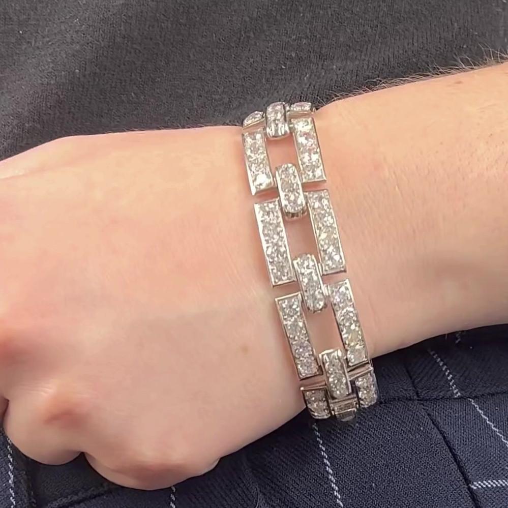 French Art Deco 26.10 Carats Old Mine Cut Diamonds Platinum Bracelet In Excellent Condition In Beverly Hills, CA