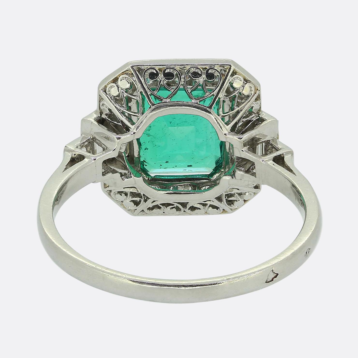French Art Deco 3.00 Carat Emerald and Diamond Ring In Good Condition For Sale In London, GB