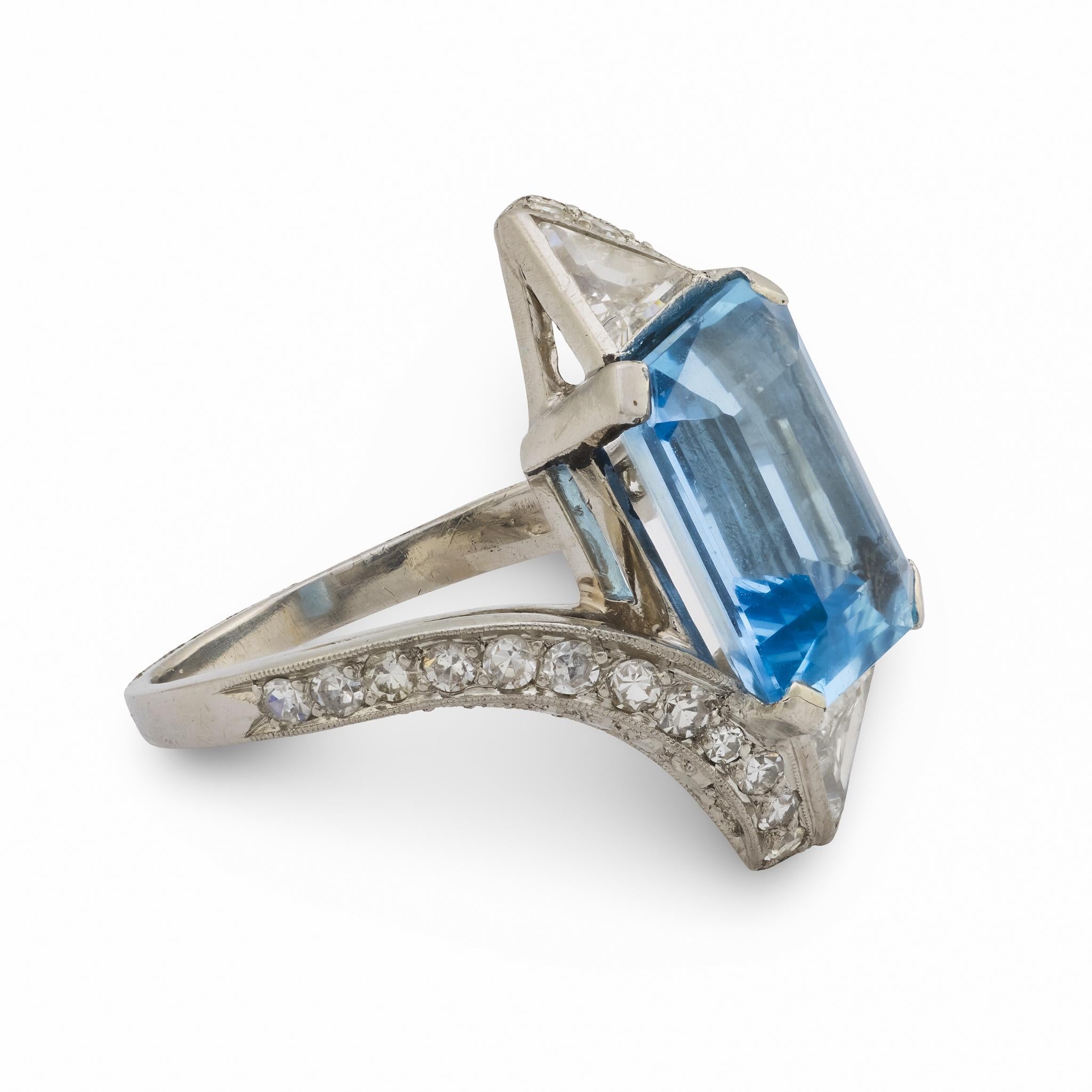 Anello cocktail in platino con acquamarina e diamanti in stile Art Deco francese da 4,70 carati In condizioni buone in vendita a Beverly Hills, CA