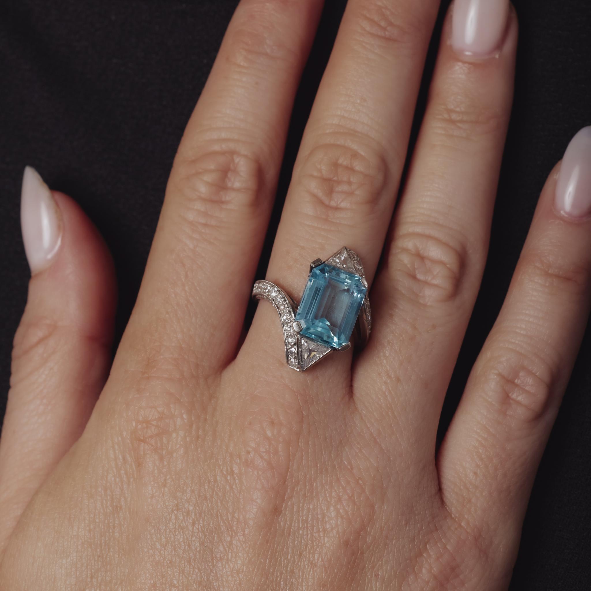 Donna Anello cocktail in platino con acquamarina e diamanti in stile Art Deco francese da 4,70 carati in vendita