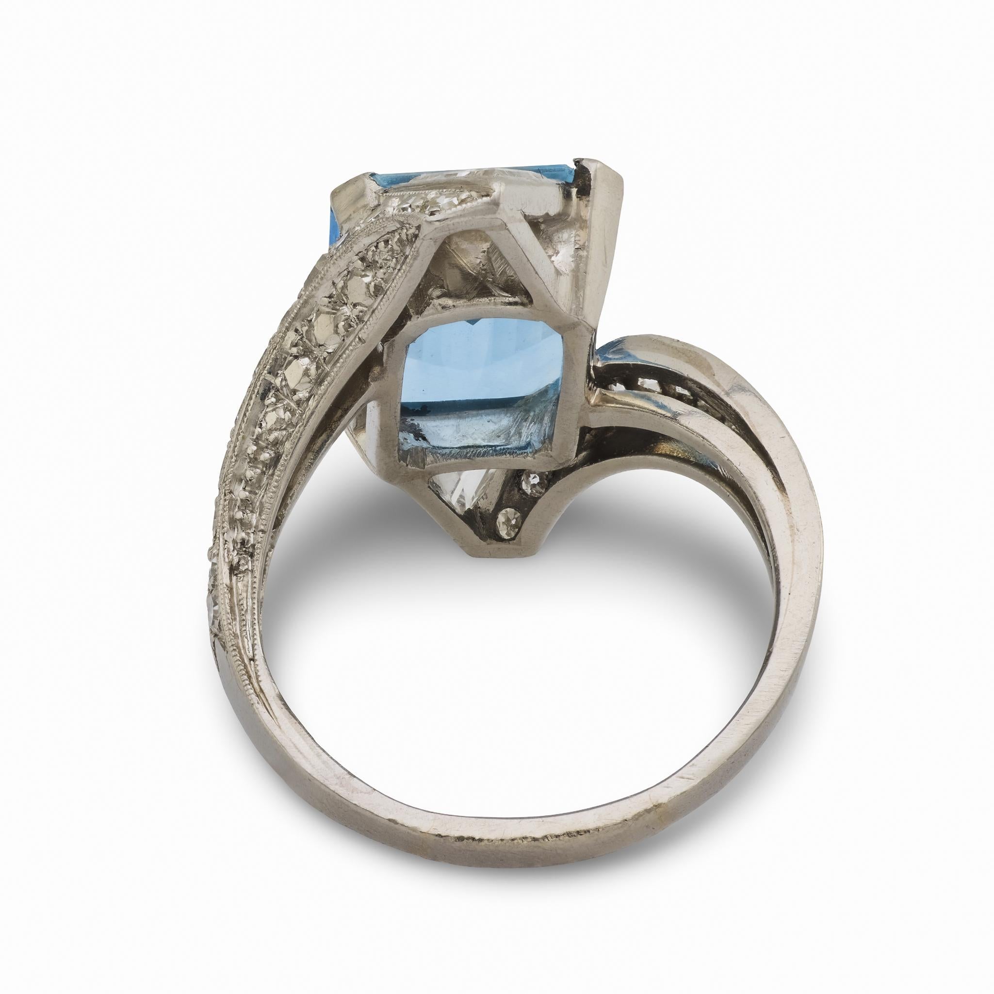Anello cocktail in platino con acquamarina e diamanti in stile Art Deco francese da 4,70 carati in vendita 1