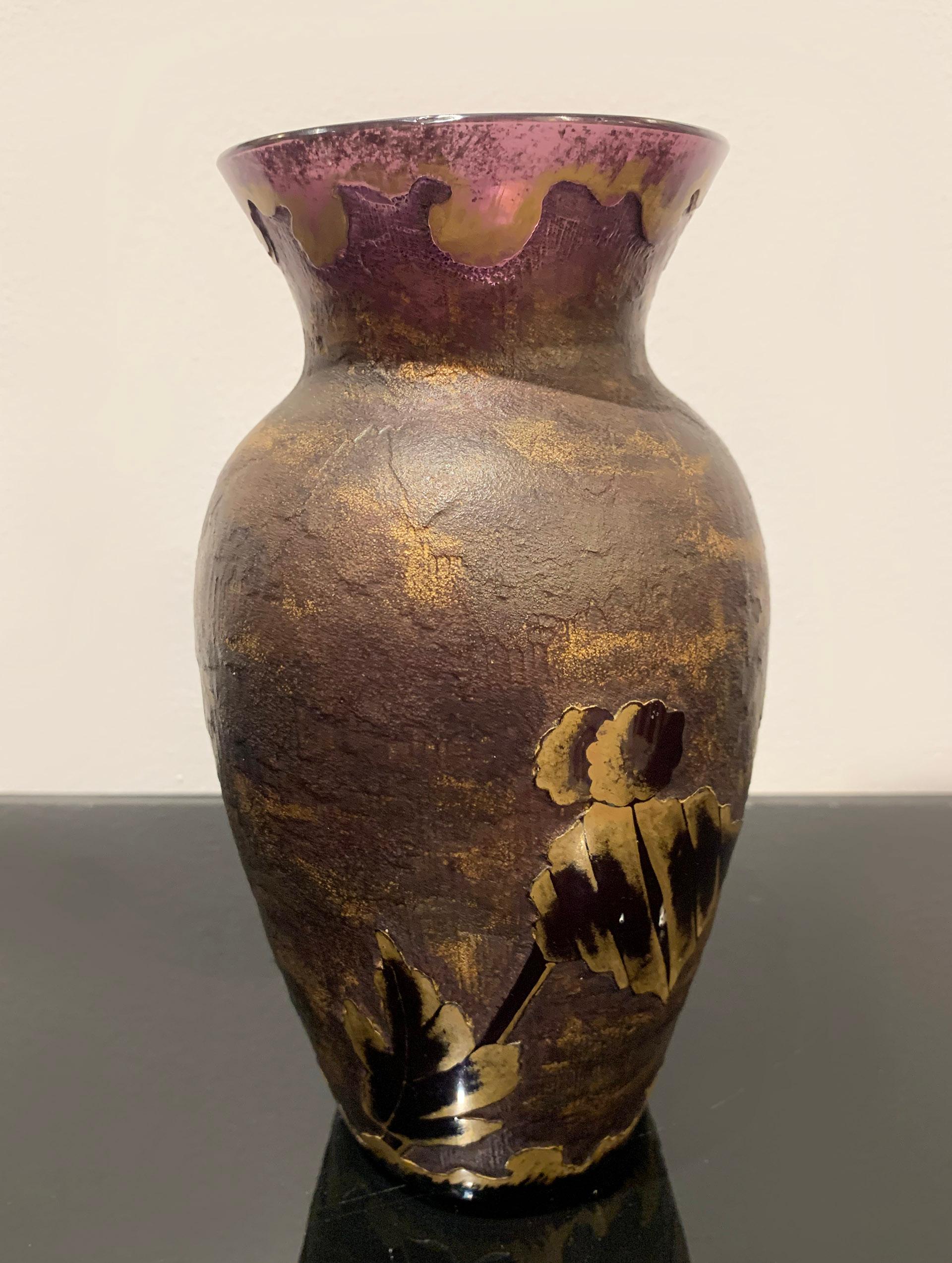 Un insolito vaso in vetro Art Deco color lavanda, probabilmente di Daum Nancy, con superficie acidata e dorata.
