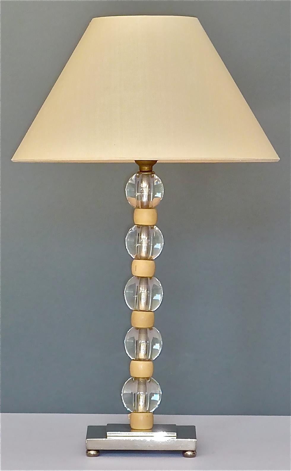 Belle lampe de table Art Déco moderniste française qui a été conçue et exécutée dans les années 1920-1930 en France et qui est attribuée ou très proche du style des merveilleuses créations de Jacques Adnet en coopération avec Baccarat ou Maison