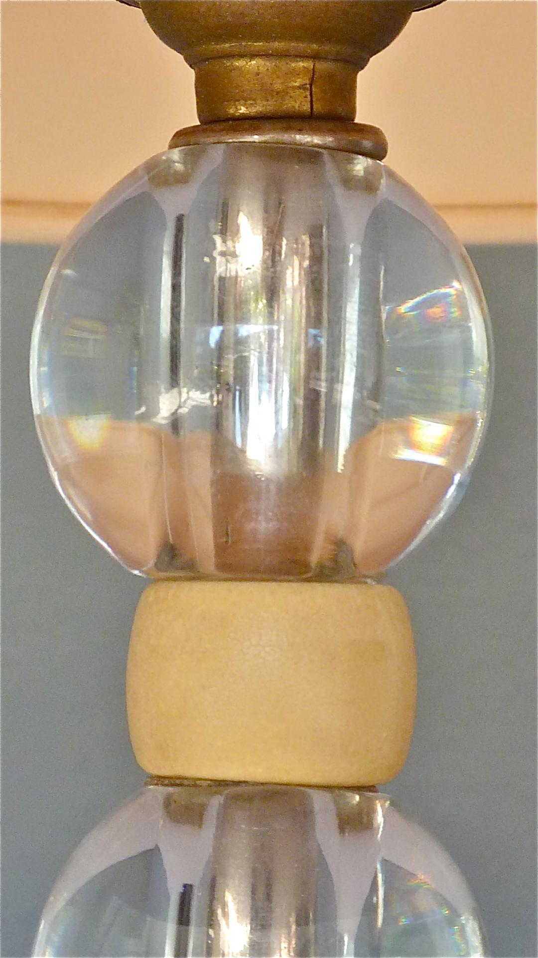 Milieu du XXe siècle Lampe de bureau française Art Déco Adnet de style Baccarat en verre chromé couleur ivoire, années 1930 en vente
