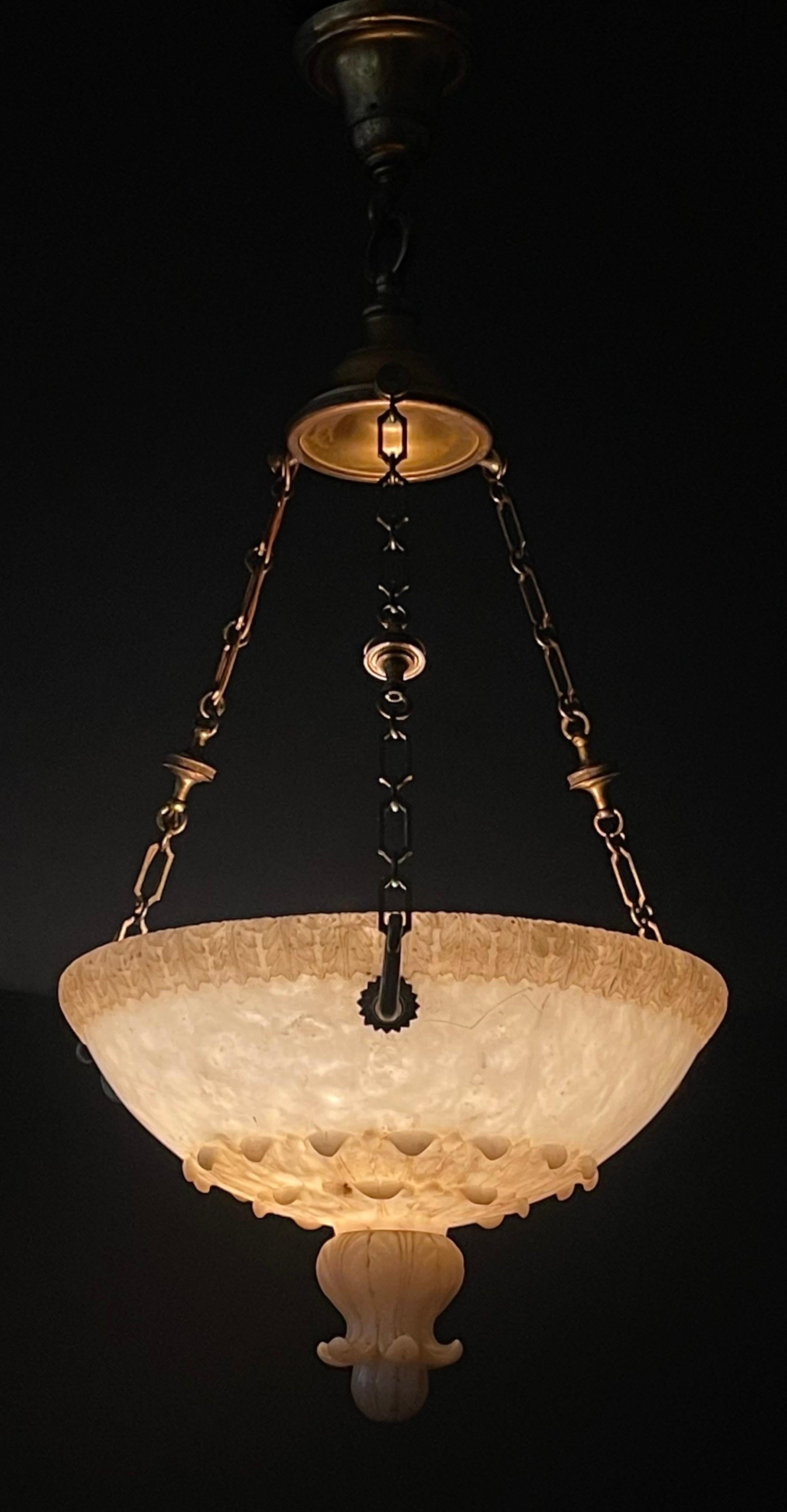 French Art Deco Alabaster and Bronze Pendant Chandelier, circa 1925 In Good Condition For Sale In Wiesbaden, Hessen