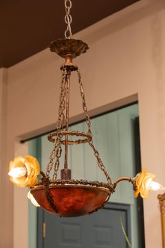 Lampadario Art Deco francese in alabastro e bronzo dorato