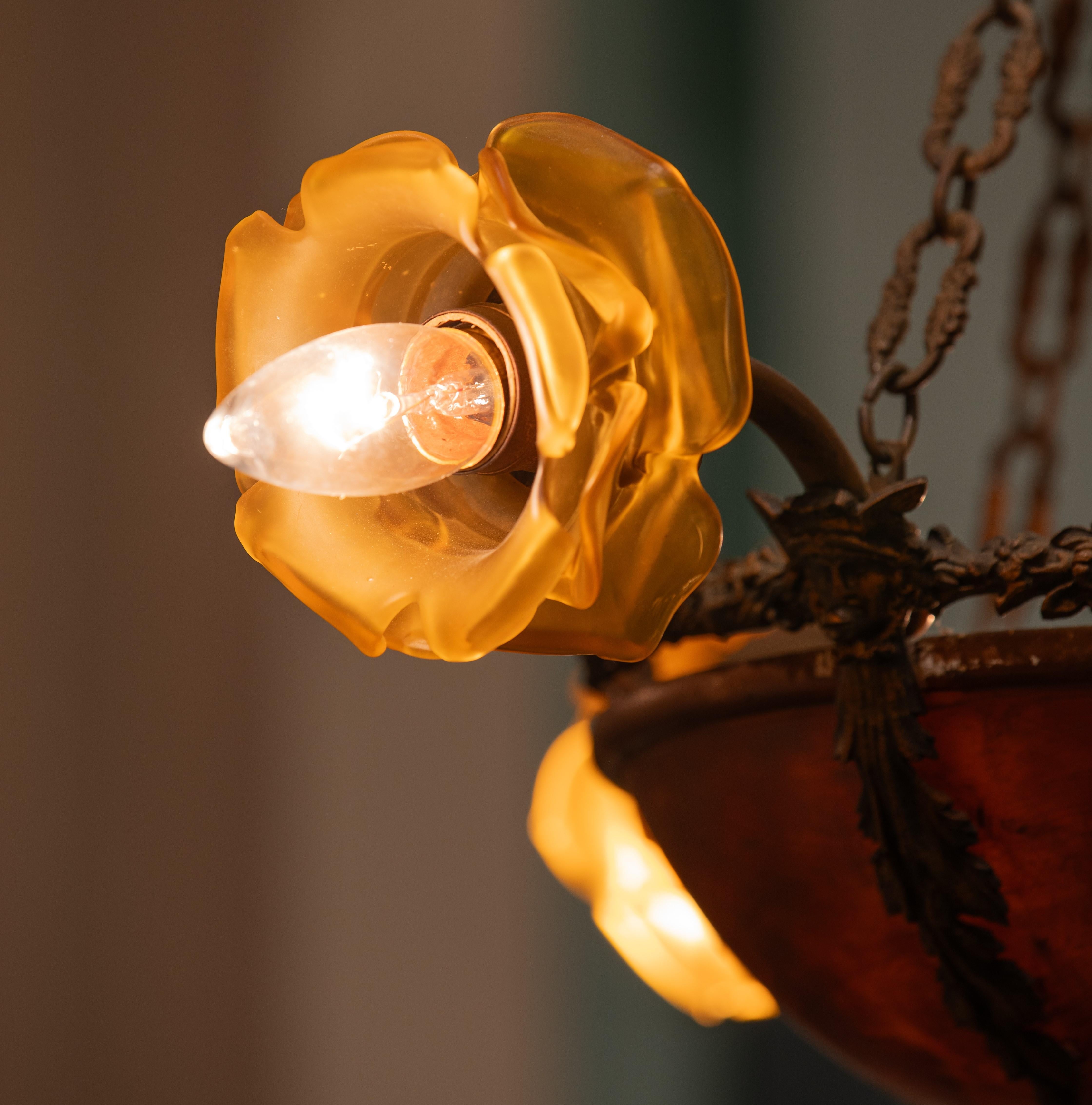 Lampadario Art Deco francese in alabastro e bronzo dorato In condizioni buone in vendita a Houston, TX