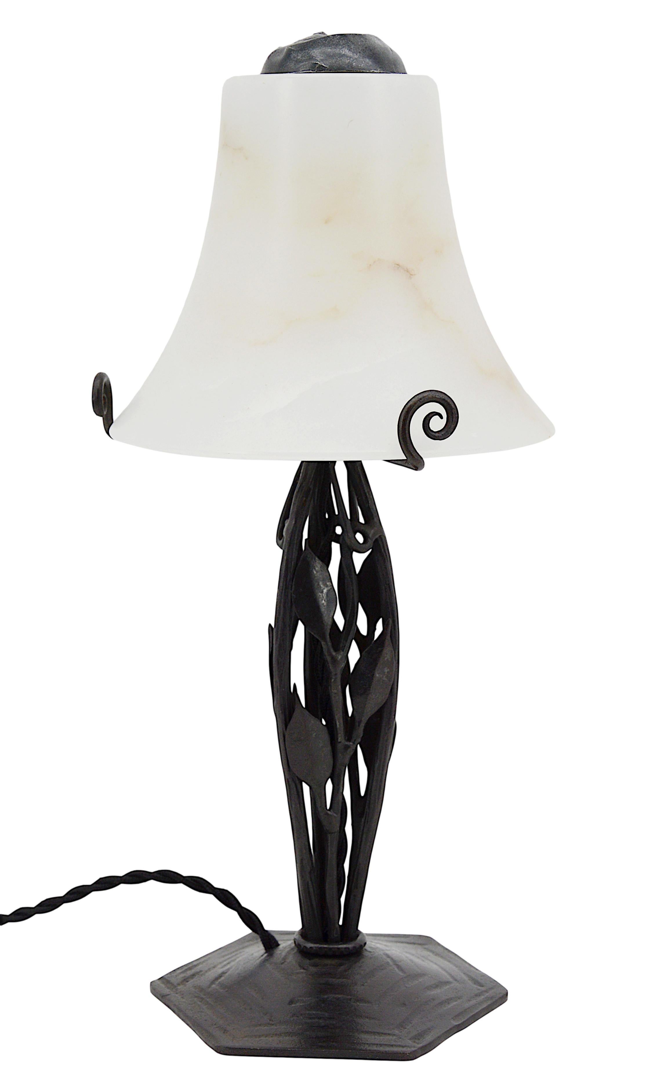 French Art Deco table lamp, France, circa 1925. Classy modernist alabaster shade on its wrought iron base. Old alabaster cannot be compared to new ones. Old alabaster has veins. Sometimes they can be mistaken for cracks. But they are not cracks,