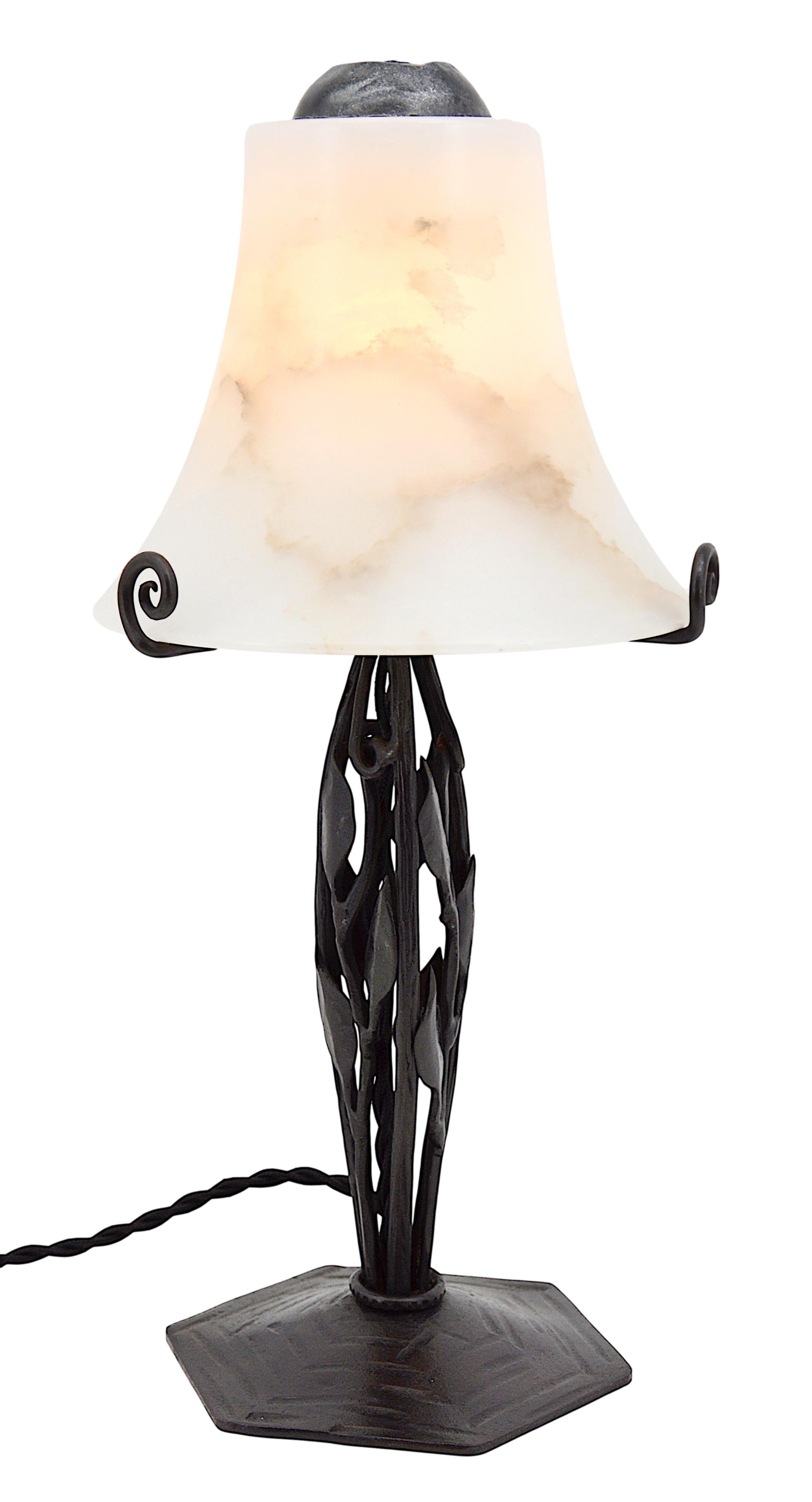 Lámpara de mesa francesa Art Déco, Francia, hacia 1920. Elegante pantalla modernista de alabastro sobre su base de hierro forjado. Los alabastros viejos no pueden compararse con los nuevos. El alabastro viejo tiene venas. A veces pueden confundirse