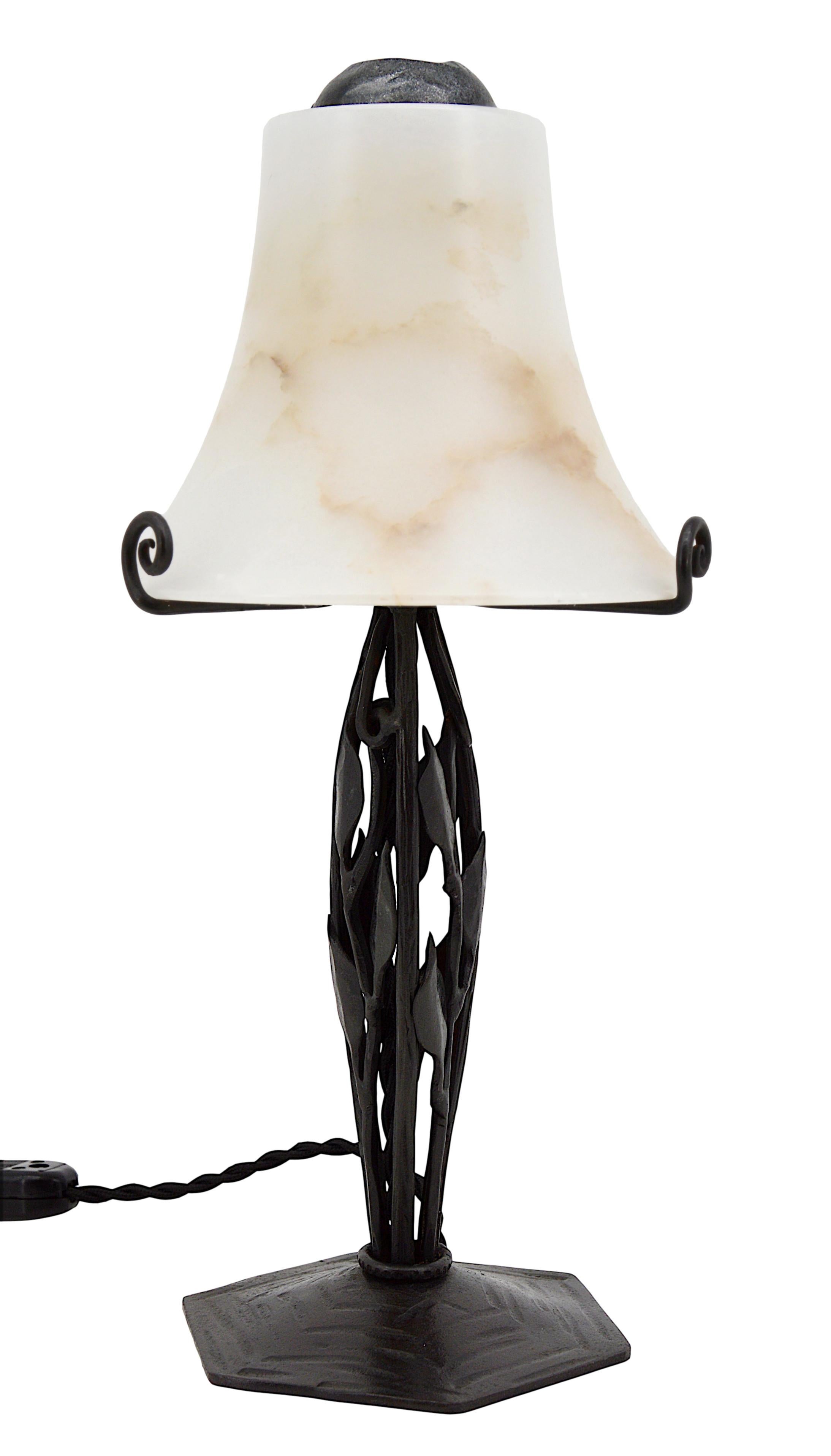 Early 20th Century French Art Deco Alabaster and Wrought-Iron Table Lamp, 1925 For Sale