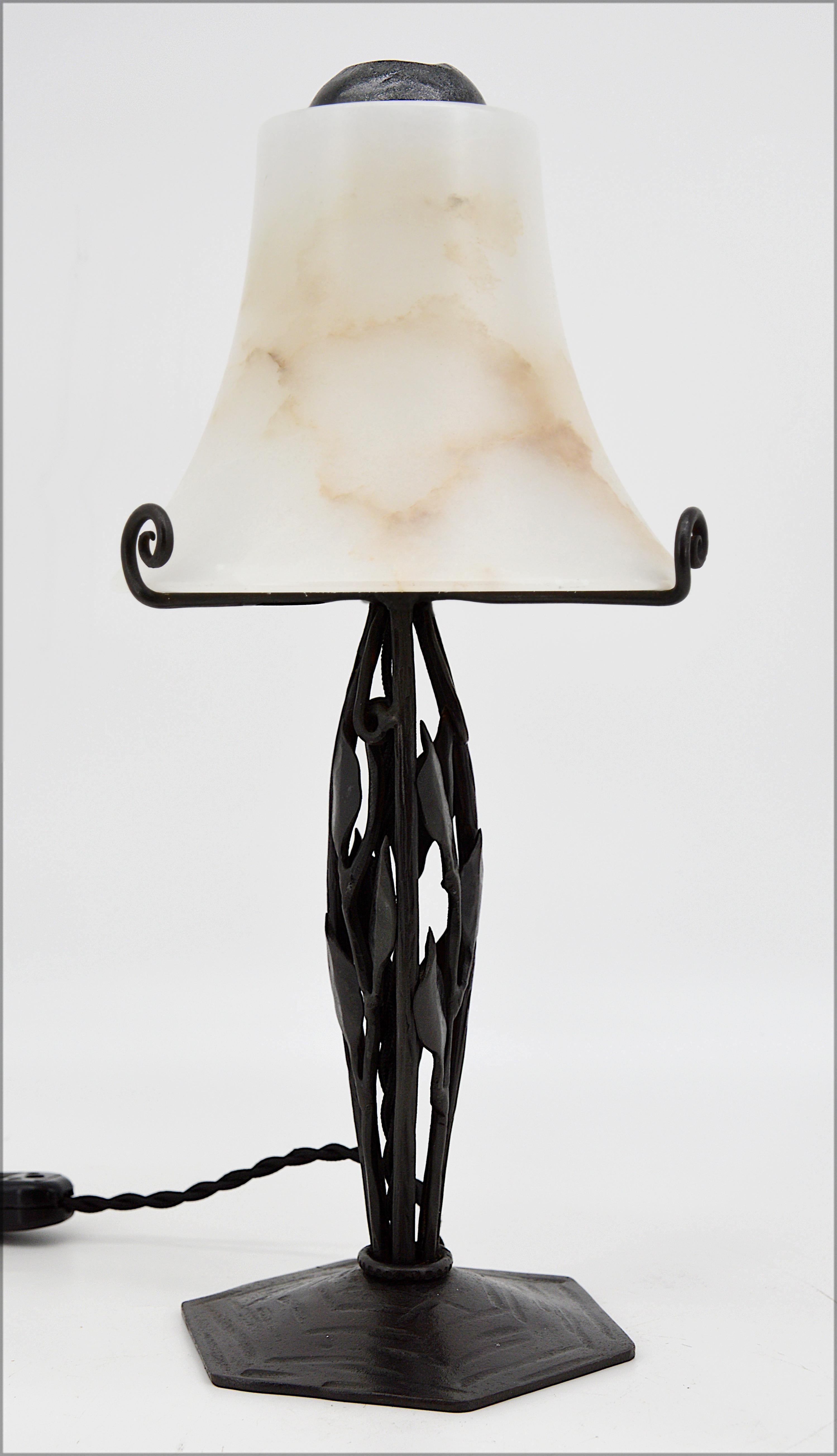Wrought Iron French Art Deco Alabaster and Wrought-Iron Table Lamp, 1925 For Sale