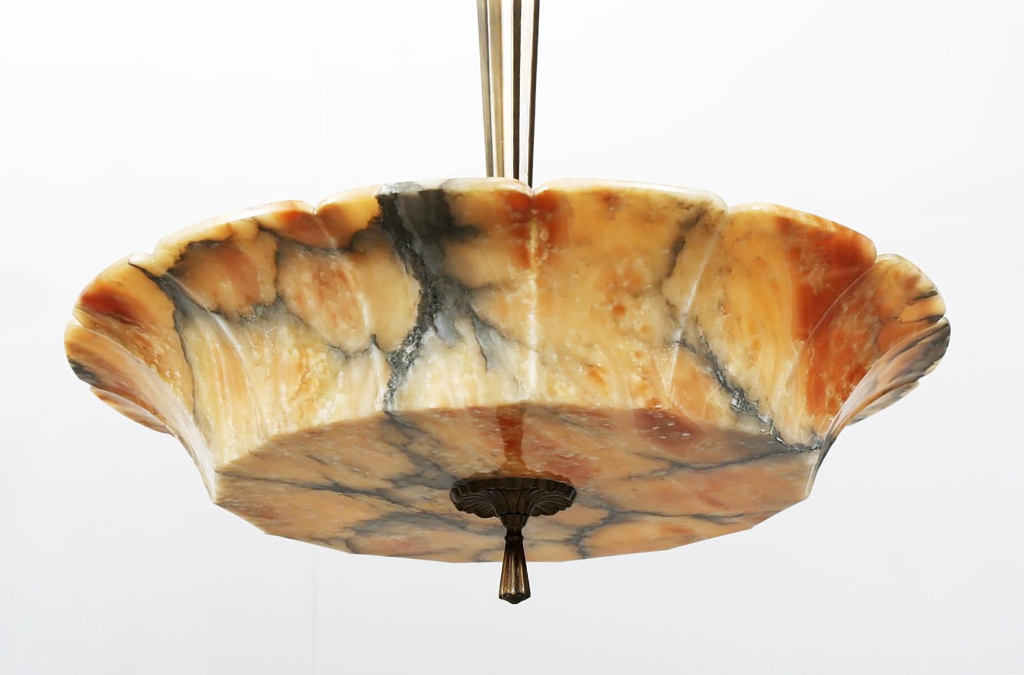 Lo spessore dell'alabastro è di circa 1 cm. Questa lampada, realizzata in Francia negli anni '20, emana una luce calda e ambientale con effetti insoliti.
L'ombra è ancora in buone condizioni.
Graffi minori che si vedono appena da vicino. La