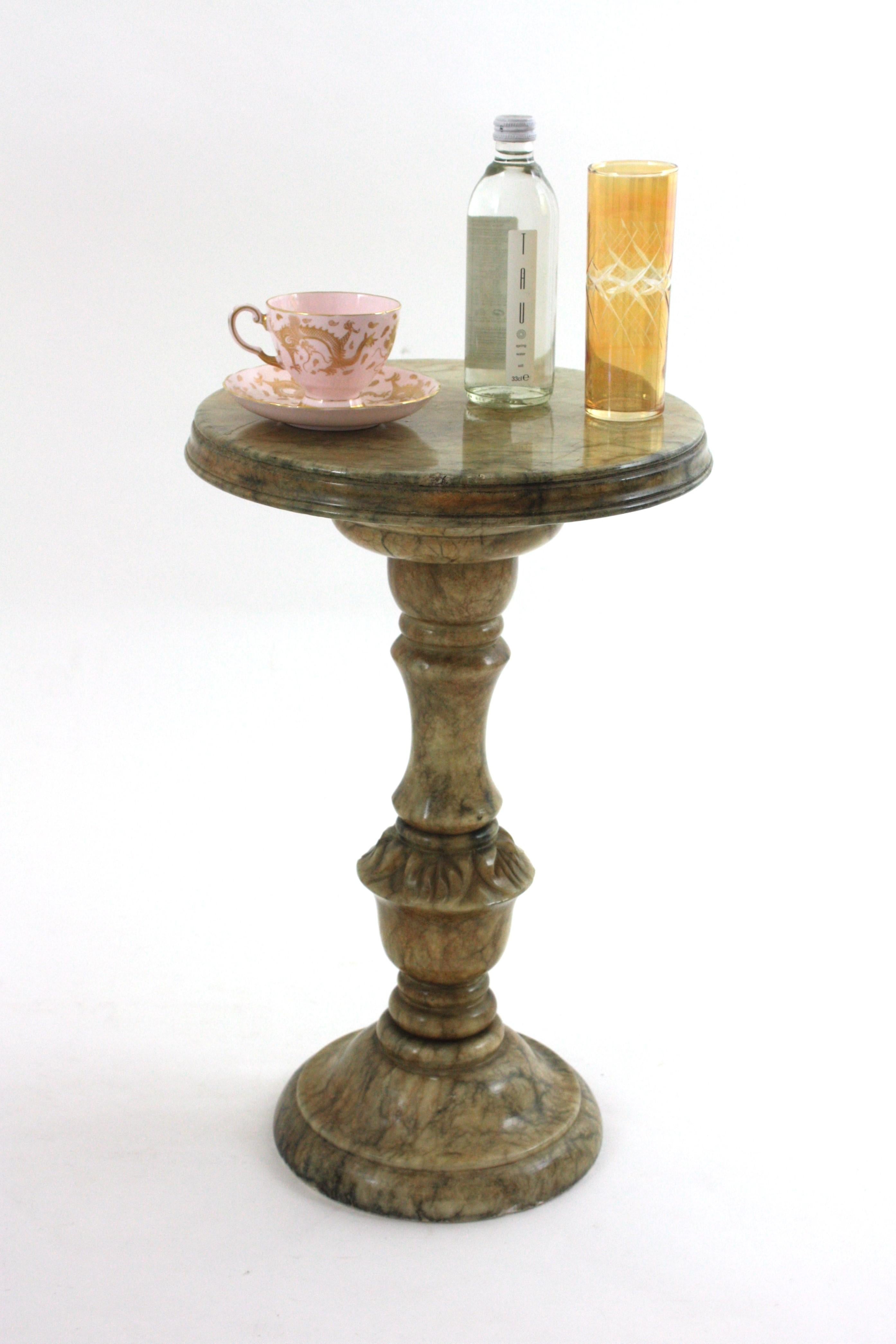 Eccezionale tavolo Gueridon in alabastro
Francia, 1930-1940
Tavolino Gueridon / Tavolino in alabastro tornito. Prodotto nel periodo Art Deco.
Raro da trovare. Un colore fantastico!
Elegante tavolino in alabastro con base rotonda a piedistallo che