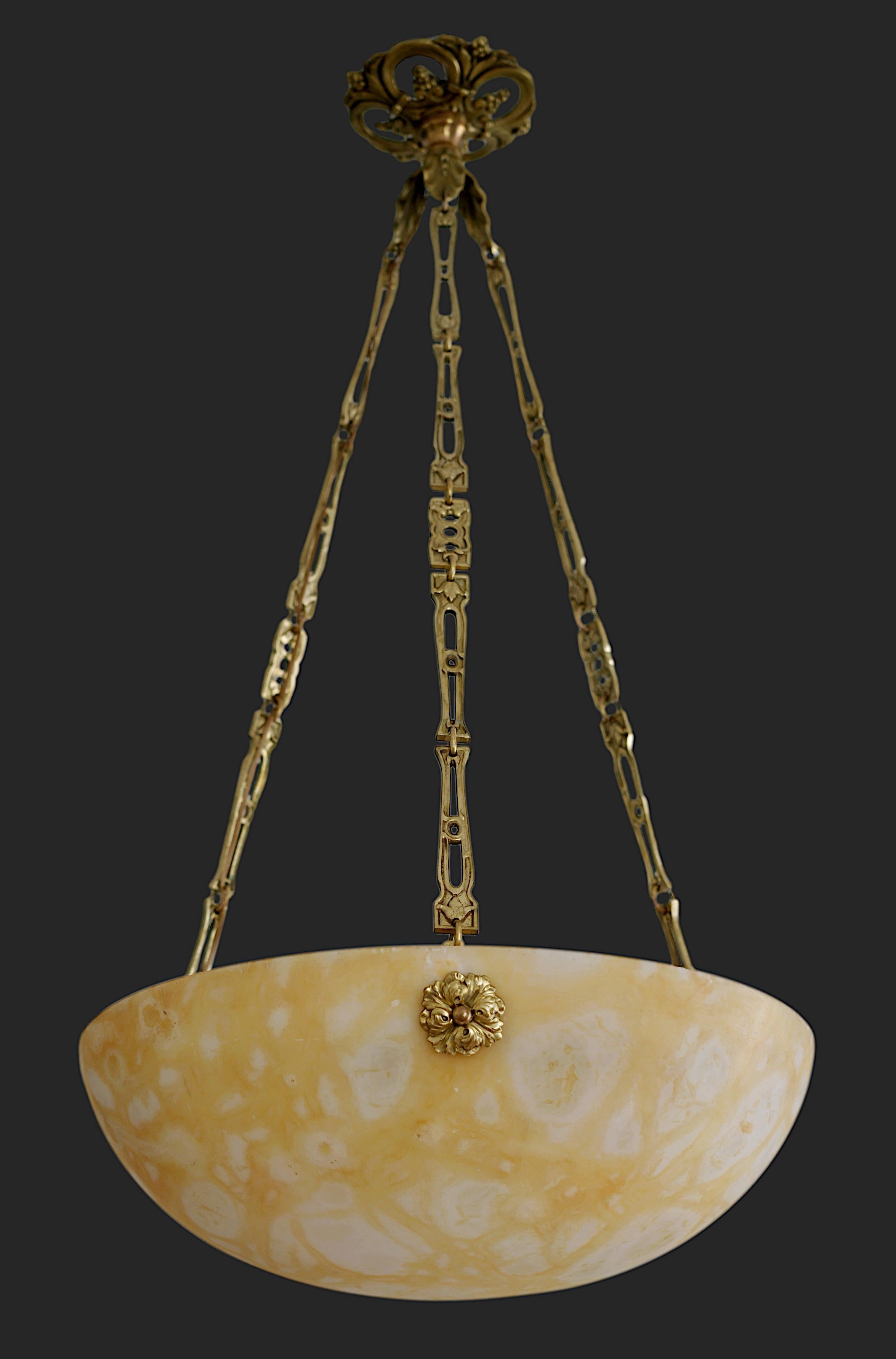 Lampadario a sospensione in alabastro Art Déco francese, Francia, 1915-1920. L'alabastro qui è di qualità eccezionale. Mostra delle cellule, che vanno dal beige chiaro al marrone scuro, disposte su tutta la superficie. L'alabastro vecchio non può