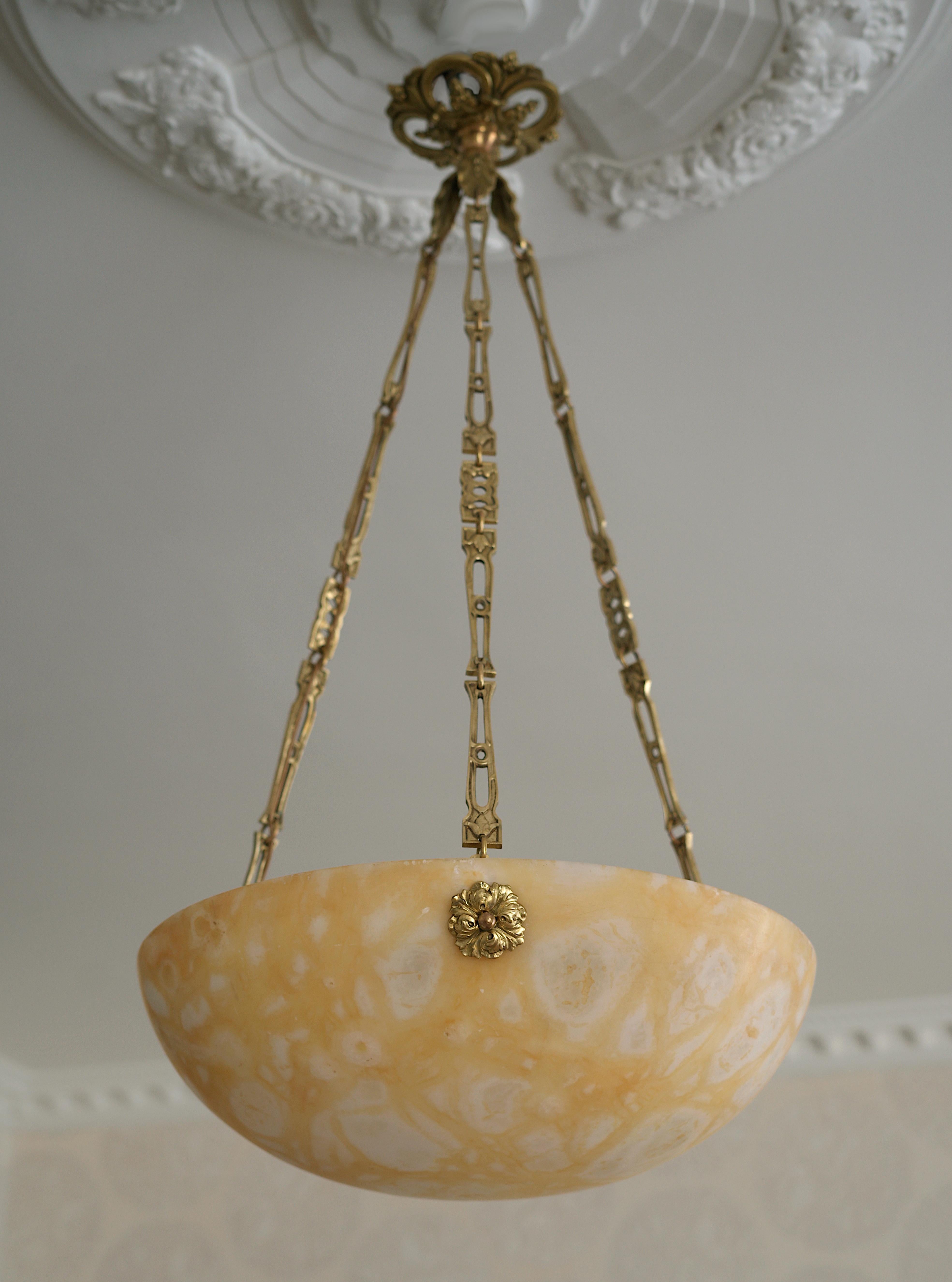 Ottone Lampadario a sospensione in alabastro Art Déco francese, 1915-1920 in vendita