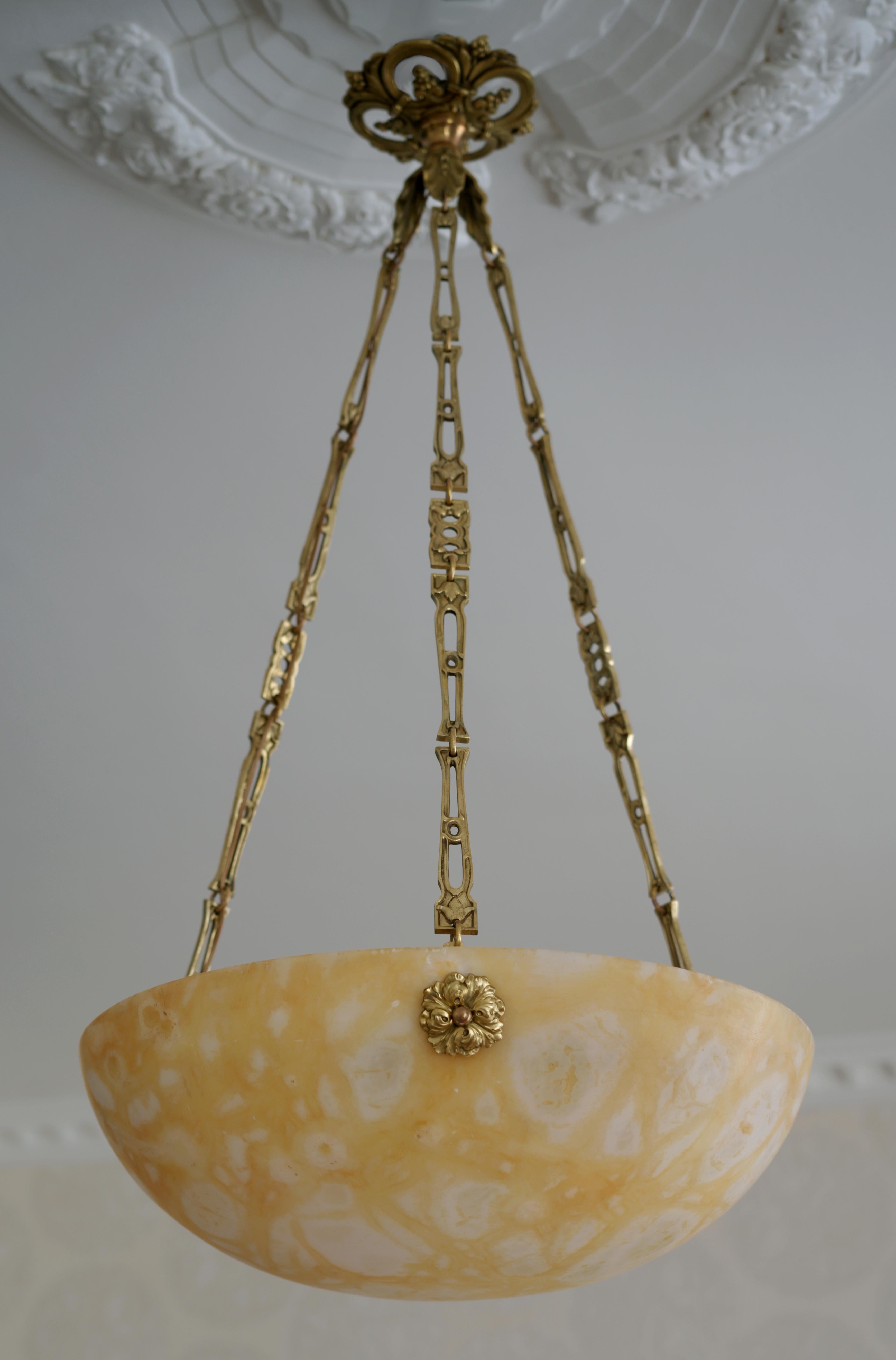 Lampadario a sospensione in alabastro Art Déco francese, 1915-1920 in vendita 3