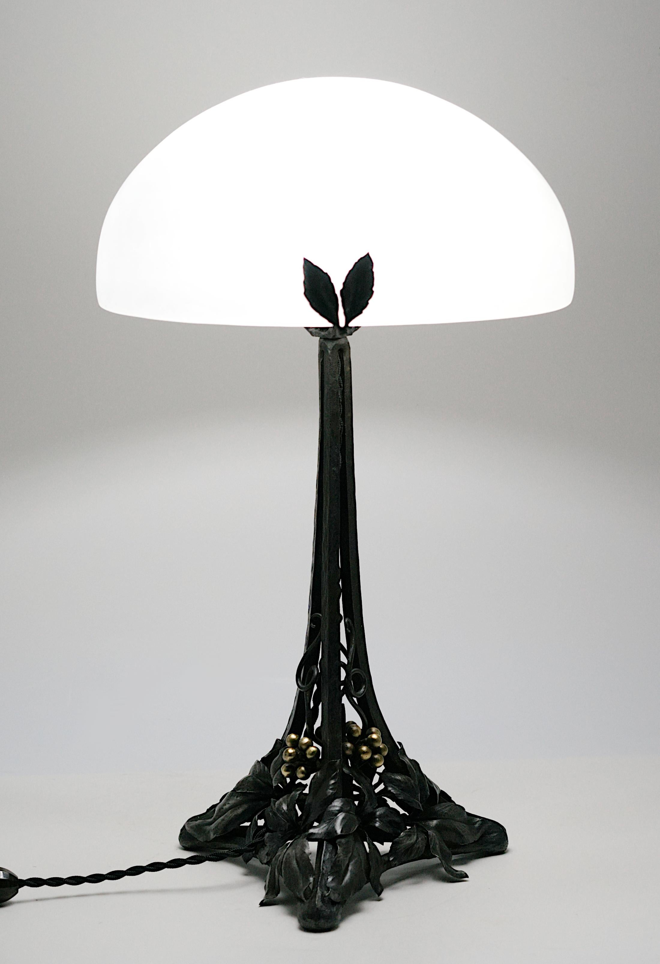 French Art Deco table lamp, France, 1920s. The elegant base comes with its alabaster shade. Height : 16