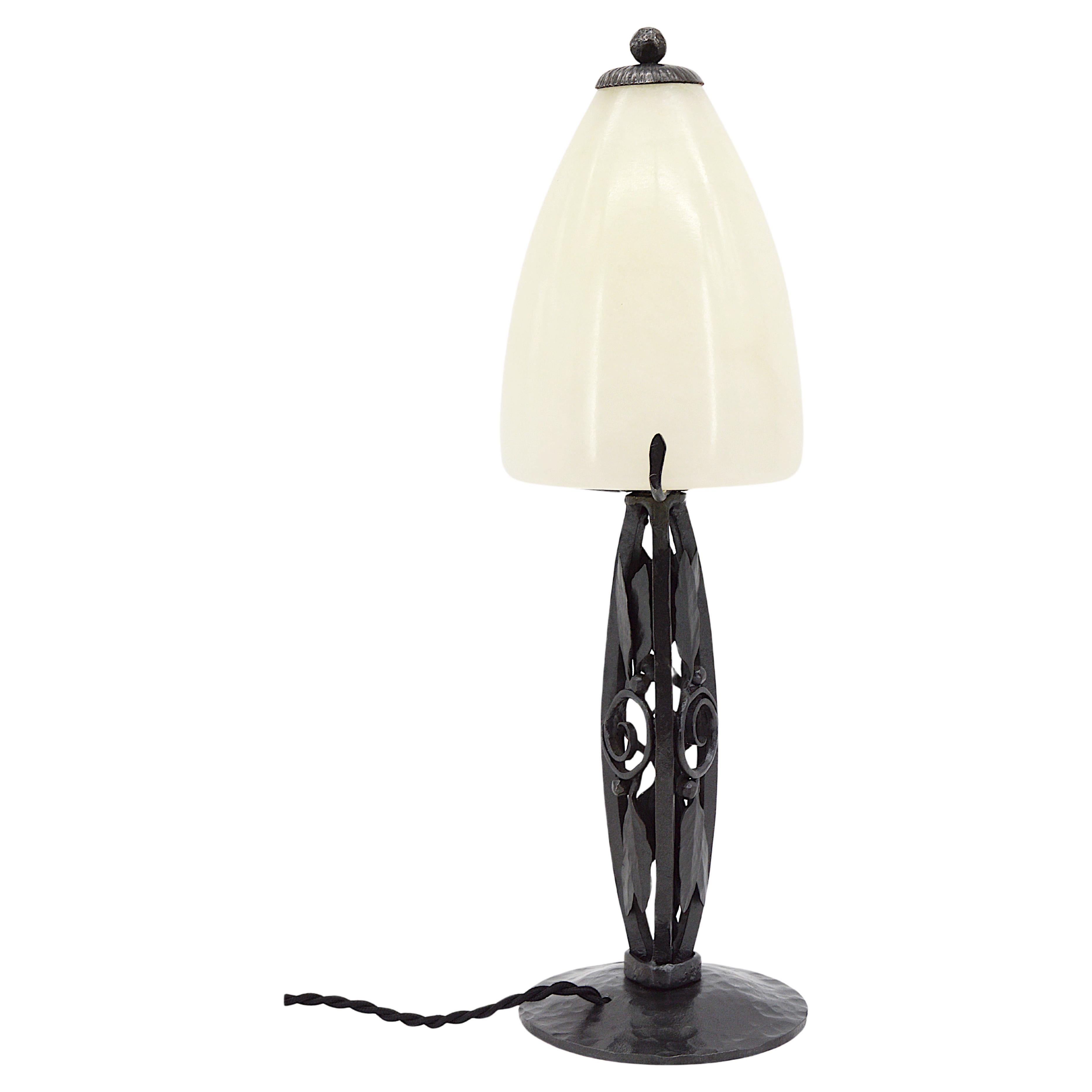 Lampe de table Art déco française, France, années 1920. Le précieux socle est accompagné de son abat-jour en albâtre. Mesures : Hauteur 15
