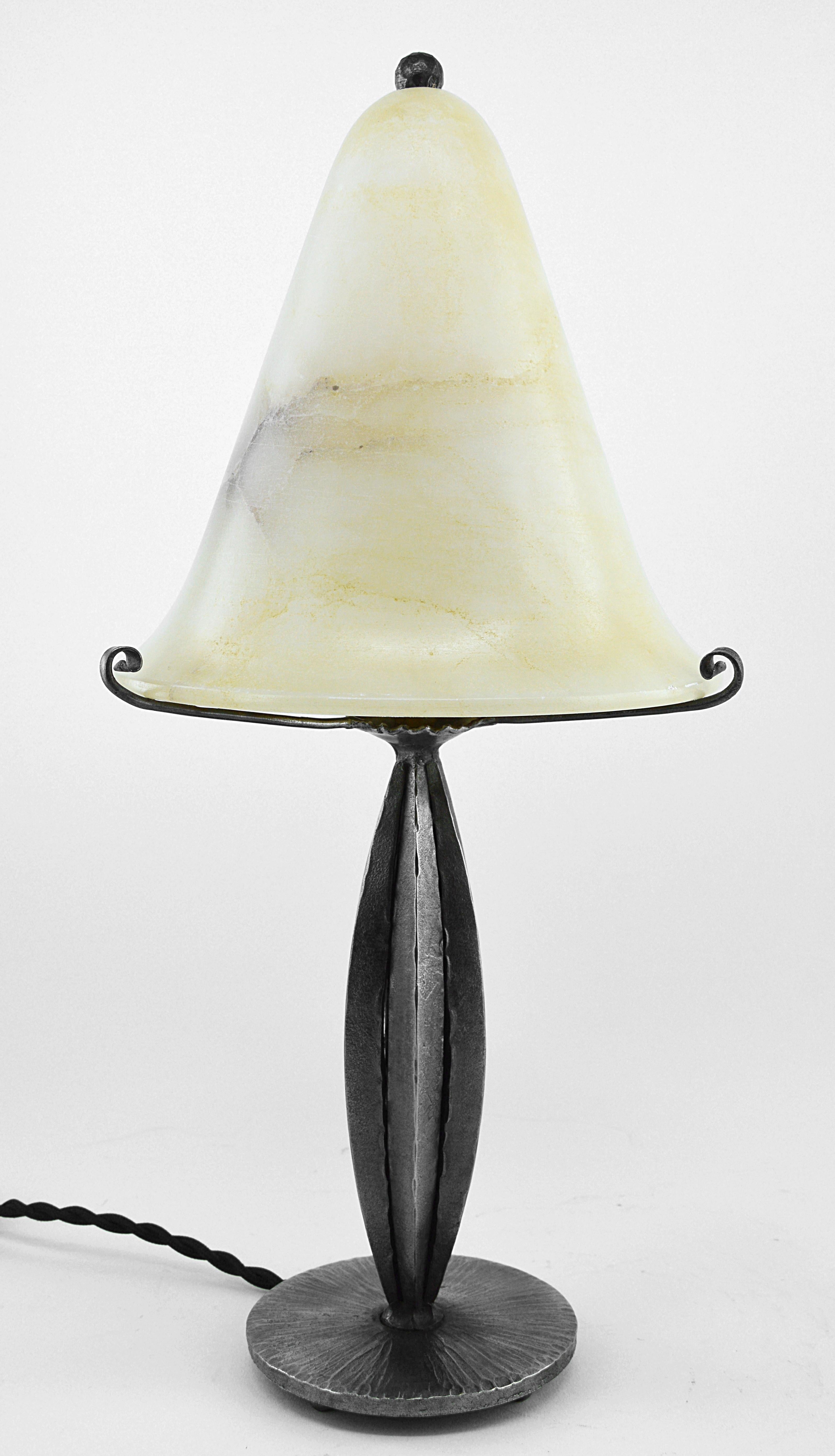 French Art Deco Alabaster Table Lamp, 1920s In Excellent Condition In Saint-Amans-des-Cots, FR