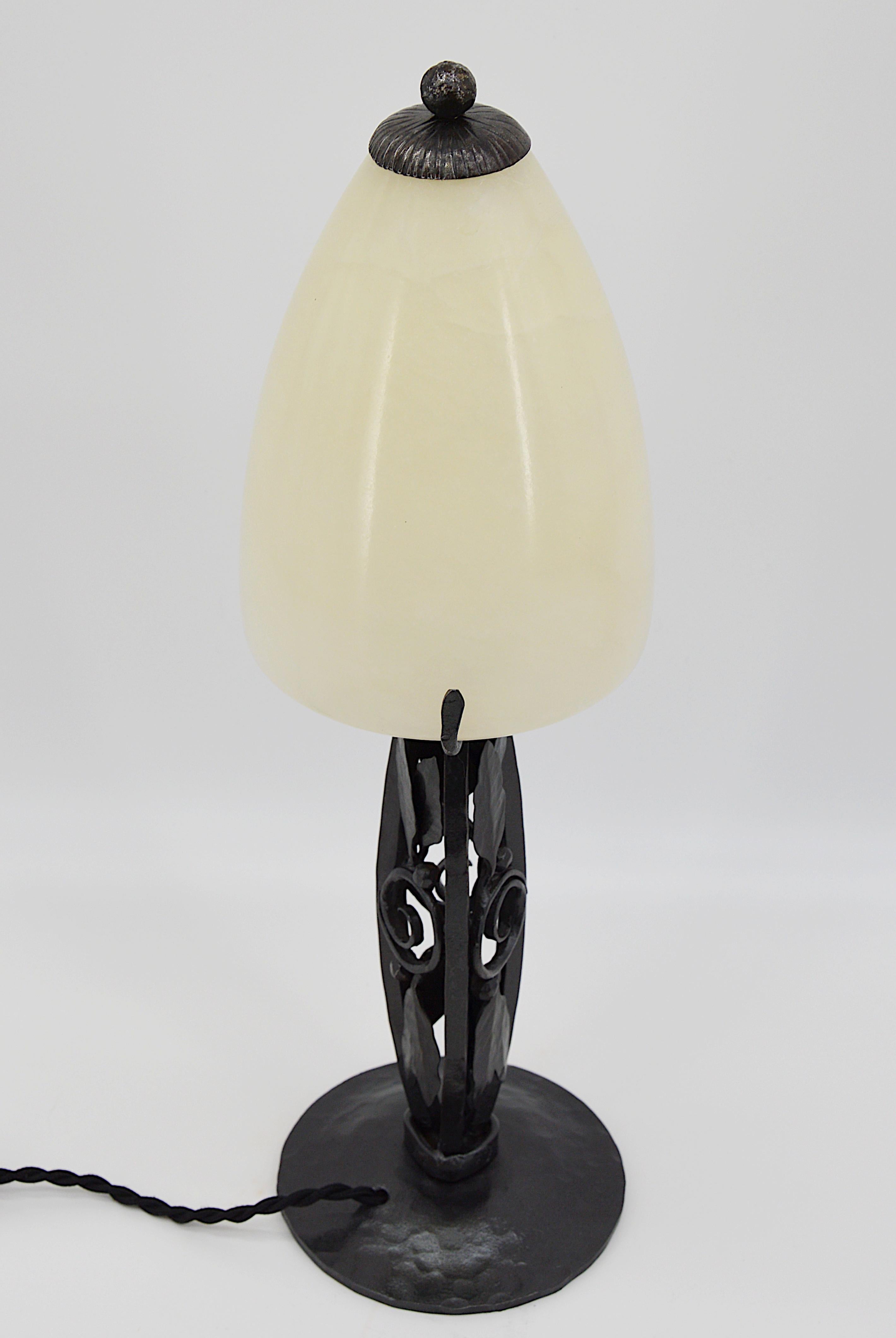 French Art Deco Alabaster Table Lamp, 1920s In Excellent Condition For Sale In Saint-Amans-des-Cots, FR