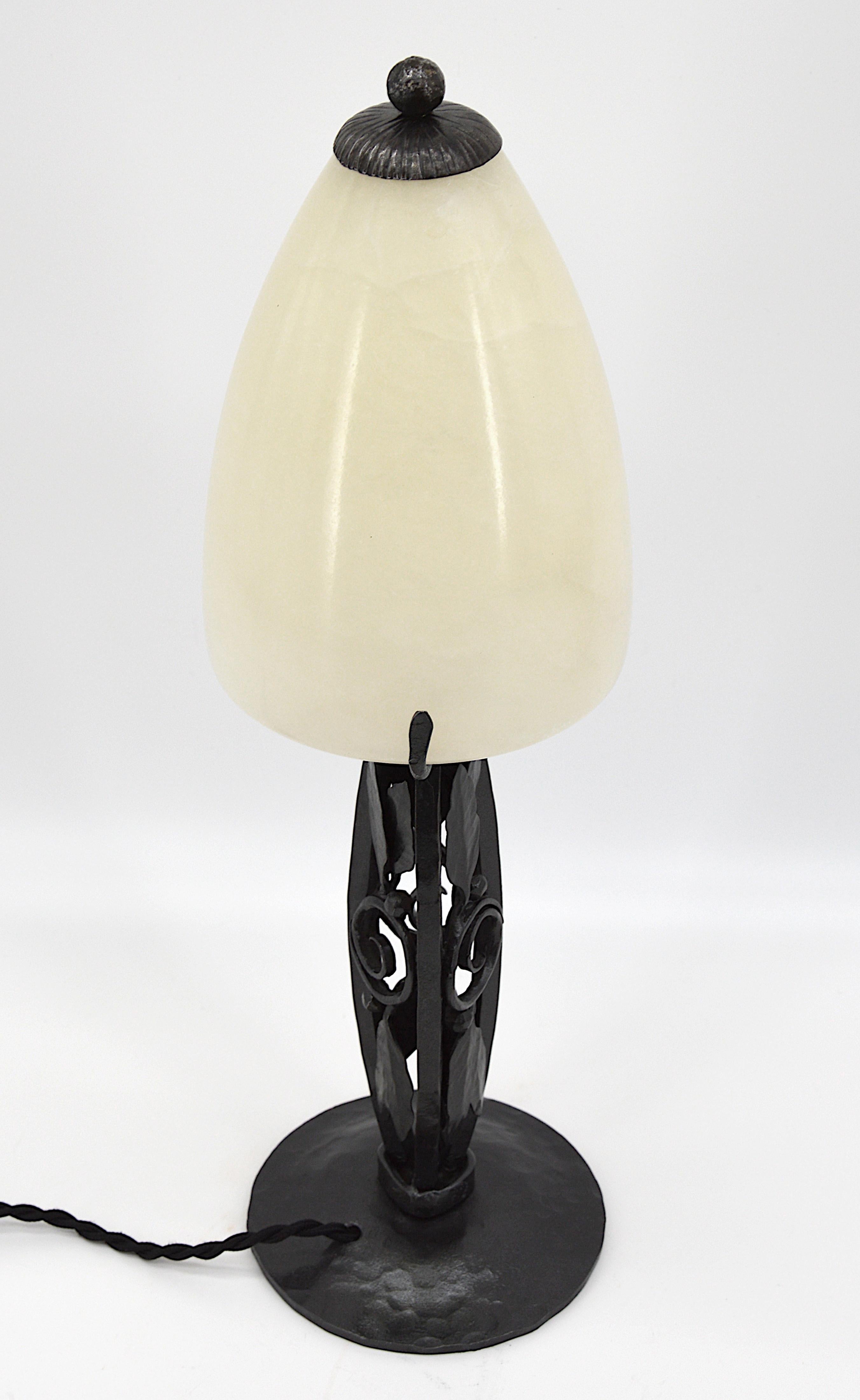 Lampe de table Art déco française en albâtre, années 1920 Excellent état - En vente à Saint-Amans-des-Cots, FR