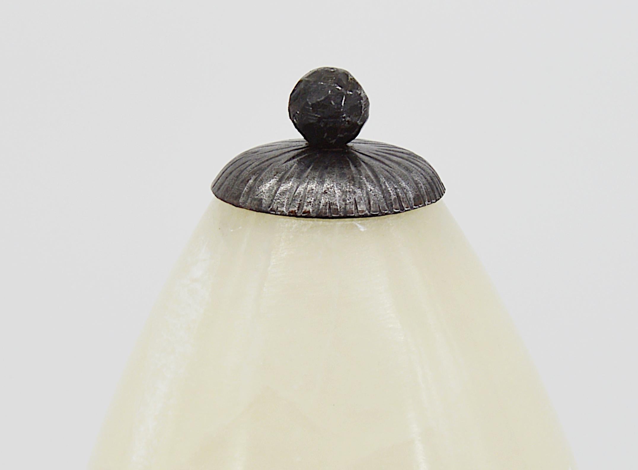 Début du 20ème siècle Lampe de table Art déco française en albâtre, années 1920 en vente