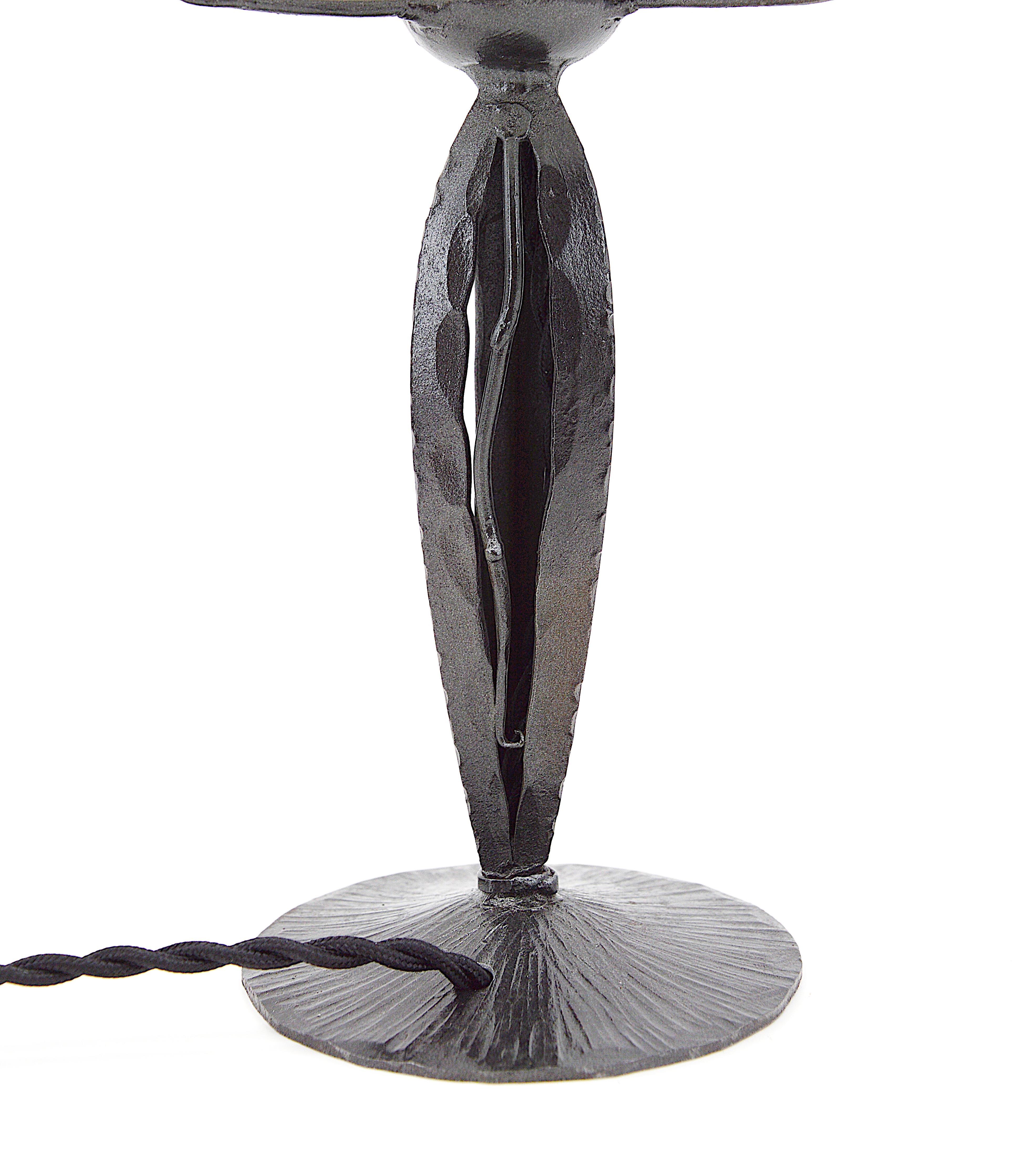 Fer forgé Lampe de table Art déco française en albâtre, années 1920 en vente