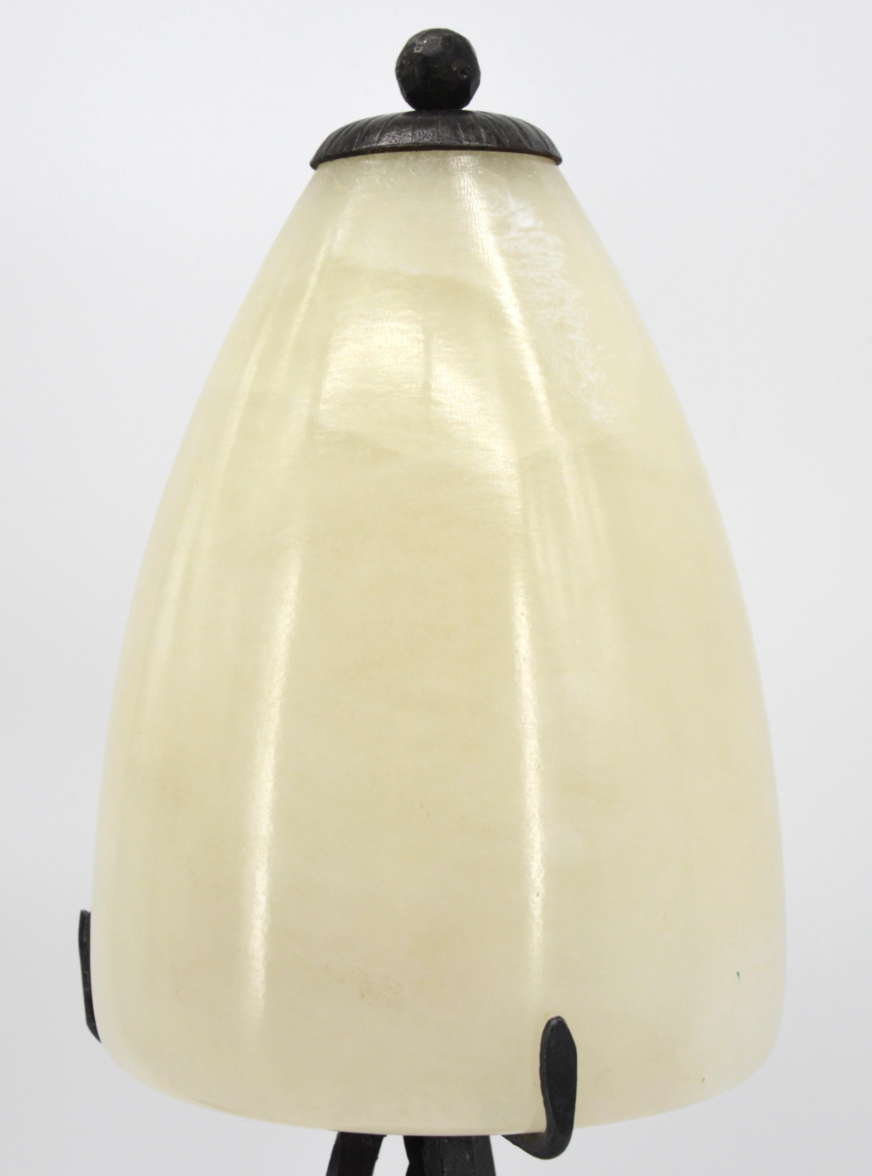French Art Deco Alabaster Table Lamp, 1920s For Sale 1