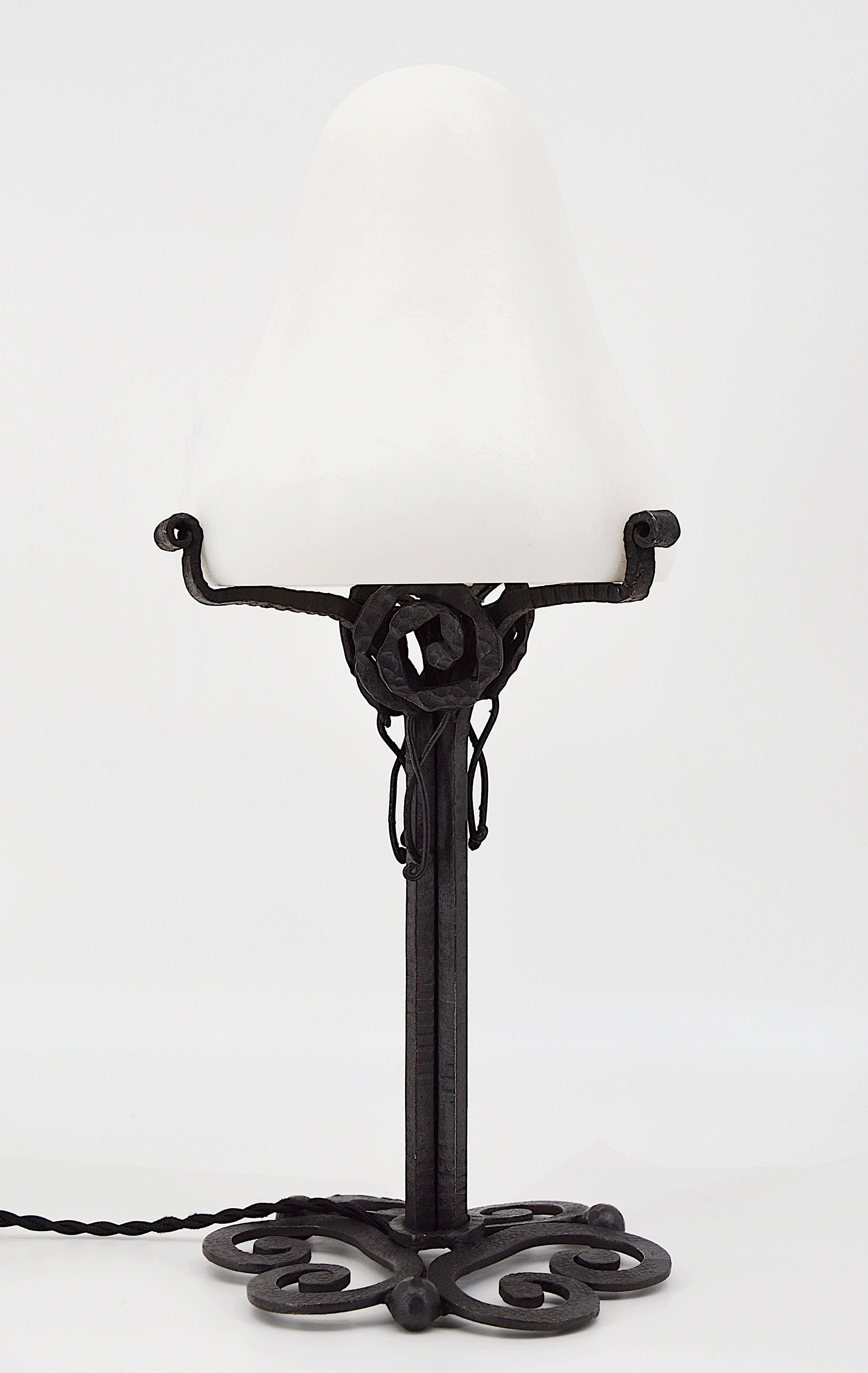 Cette superbe lampe de table Art déco, fabriquée en France vers 1920, illustre l'élégance et la sophistication de l'époque. La lampe est dotée d'un abat-jour épais en albâtre, connu pour sa texture riche et veinée, qui lui confère une beauté