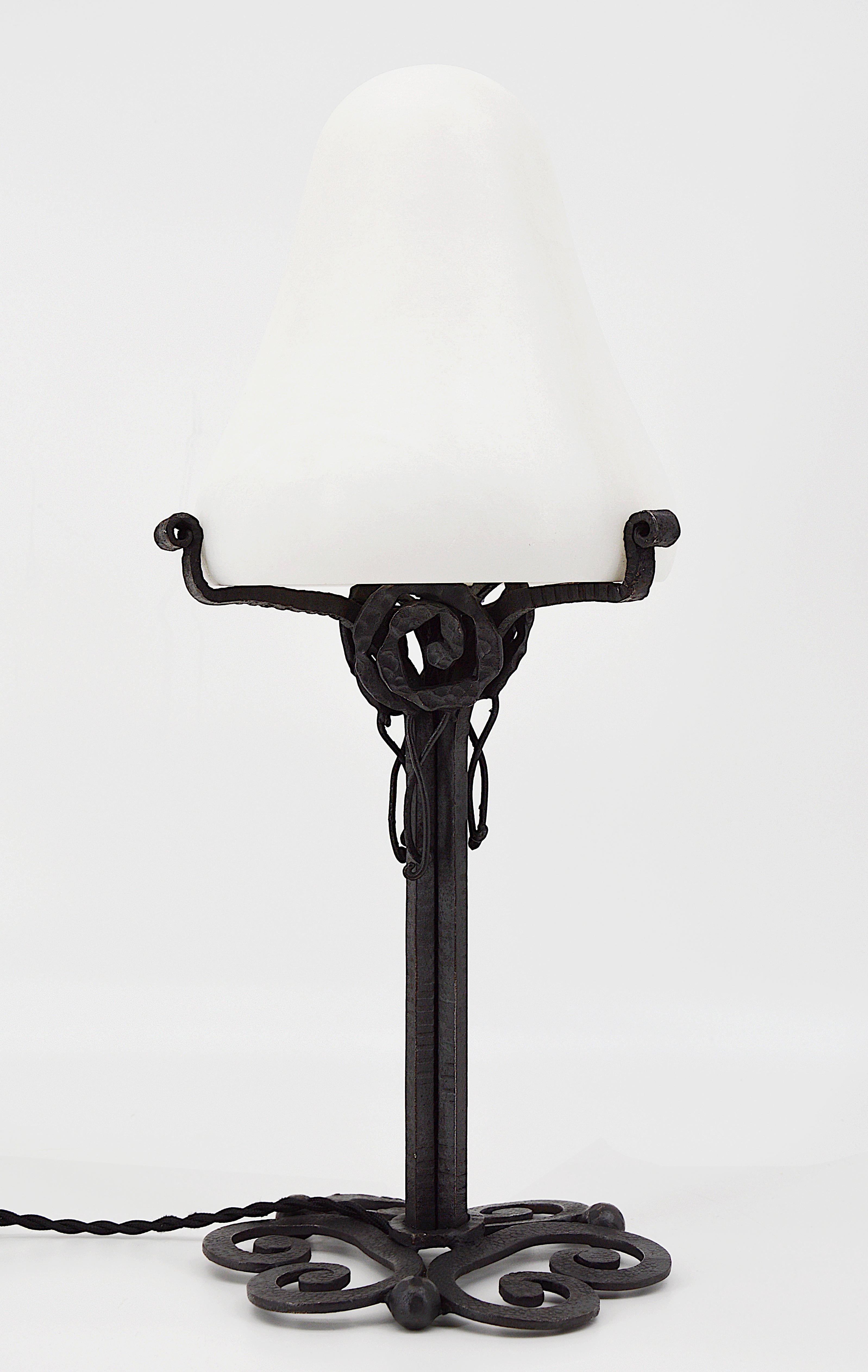 Français Lampe de table Art déco française en albâtre, 1925 en vente