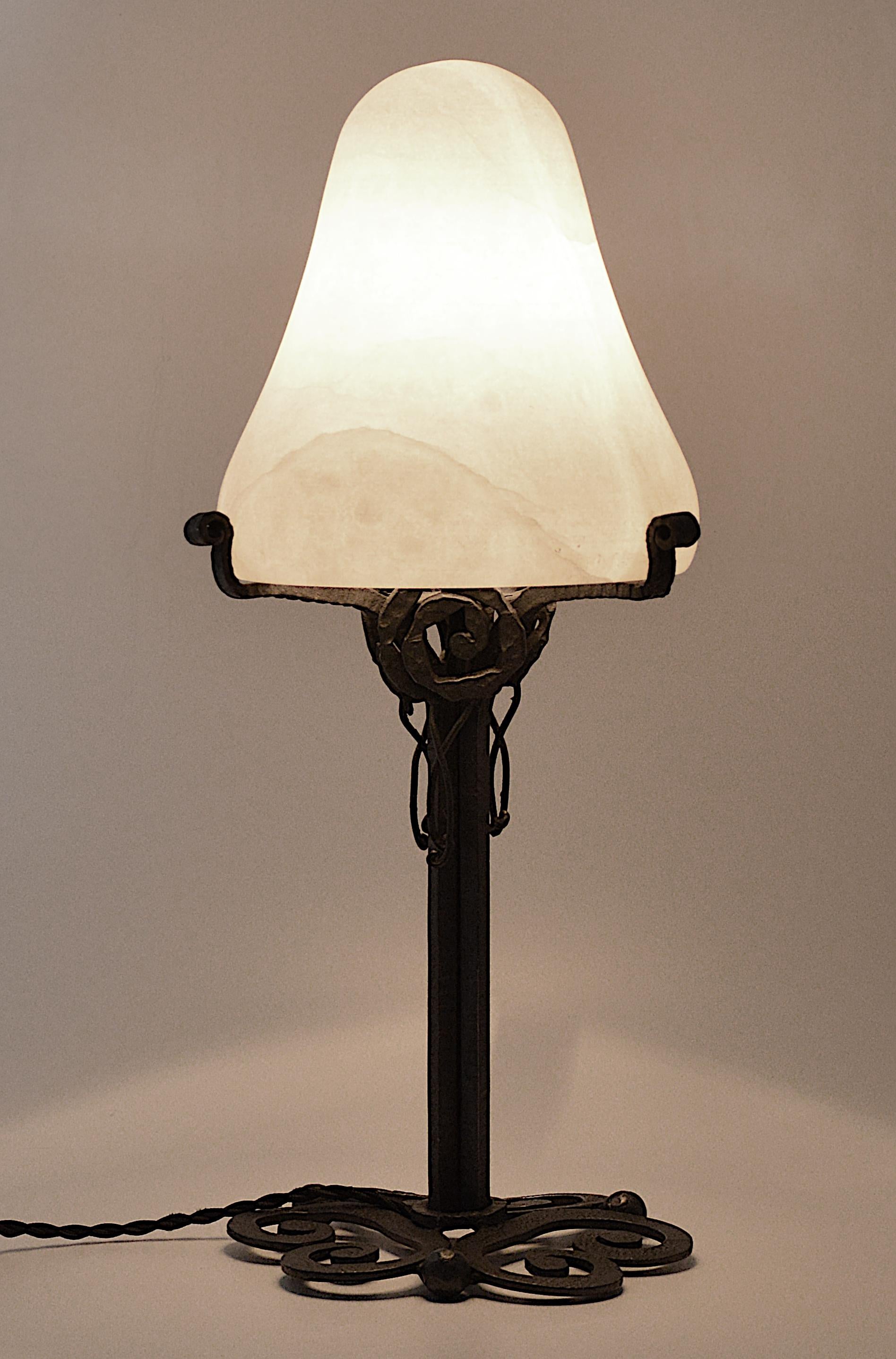 Français Lampe de table Art déco française en albâtre, 1920 en vente