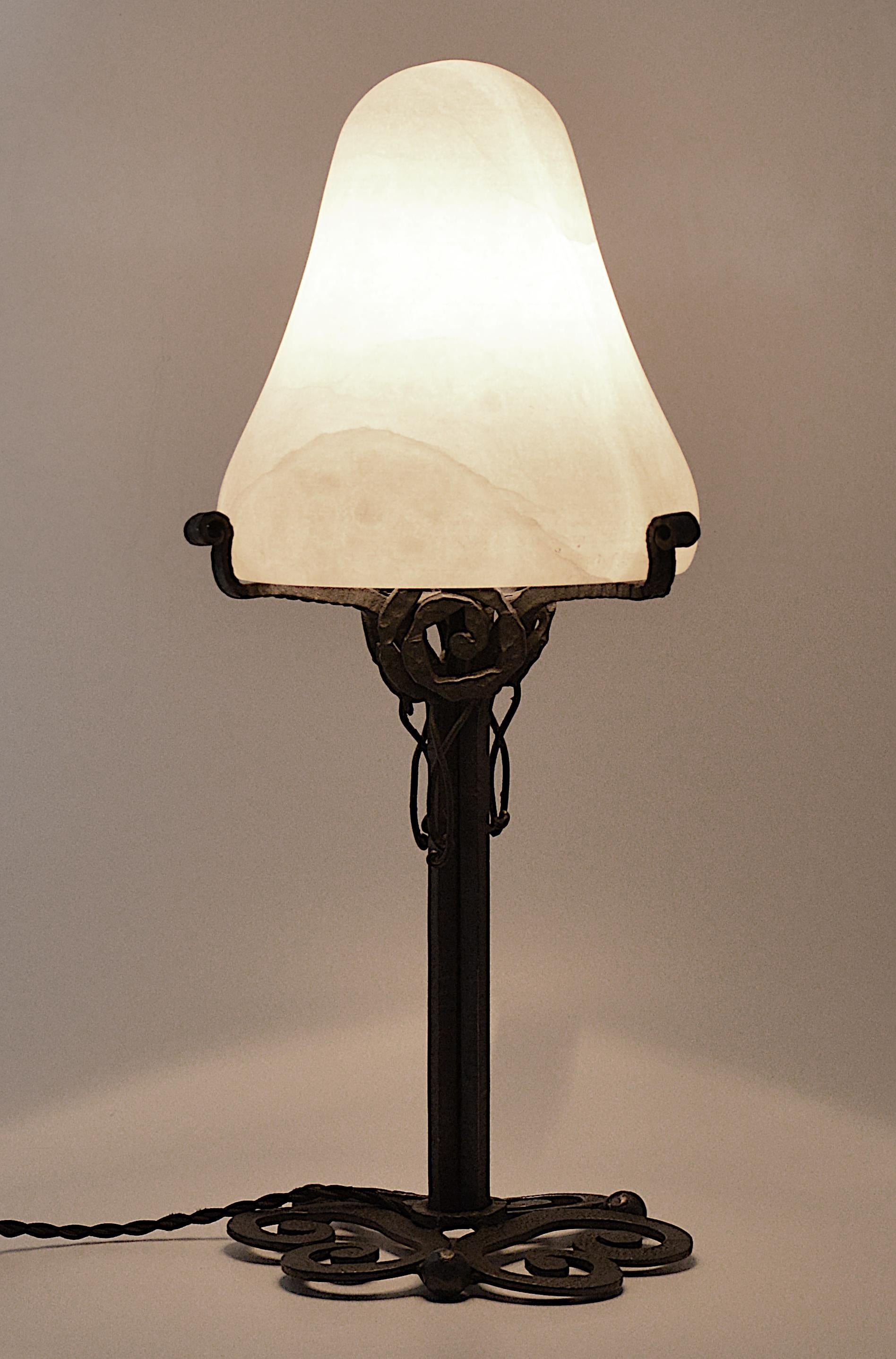 Early 20th Century French Art Deco Alabaster Table Lamp, 1925 For Sale