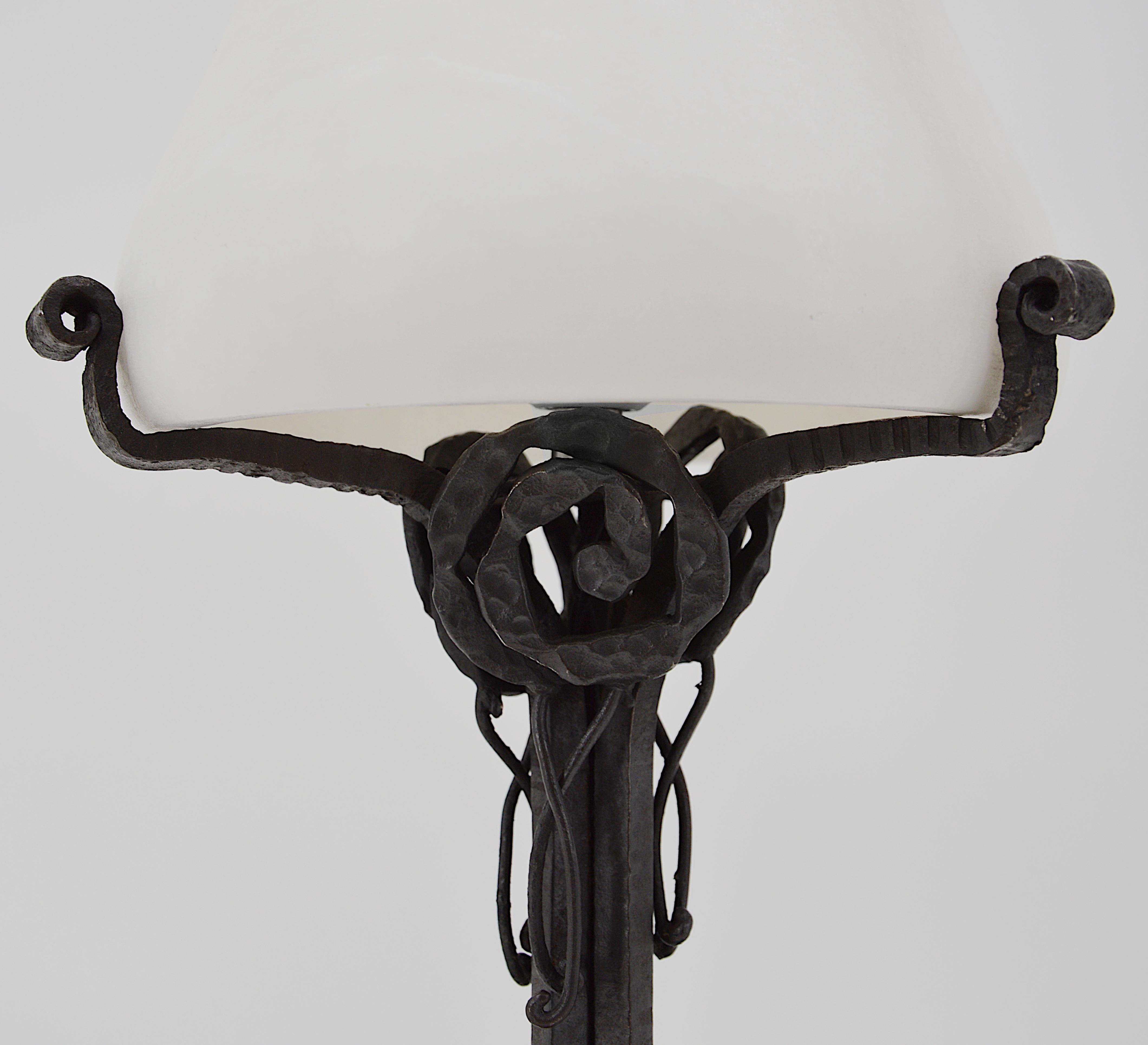 Début du 20ème siècle Lampe de table Art déco française en albâtre, 1920 en vente
