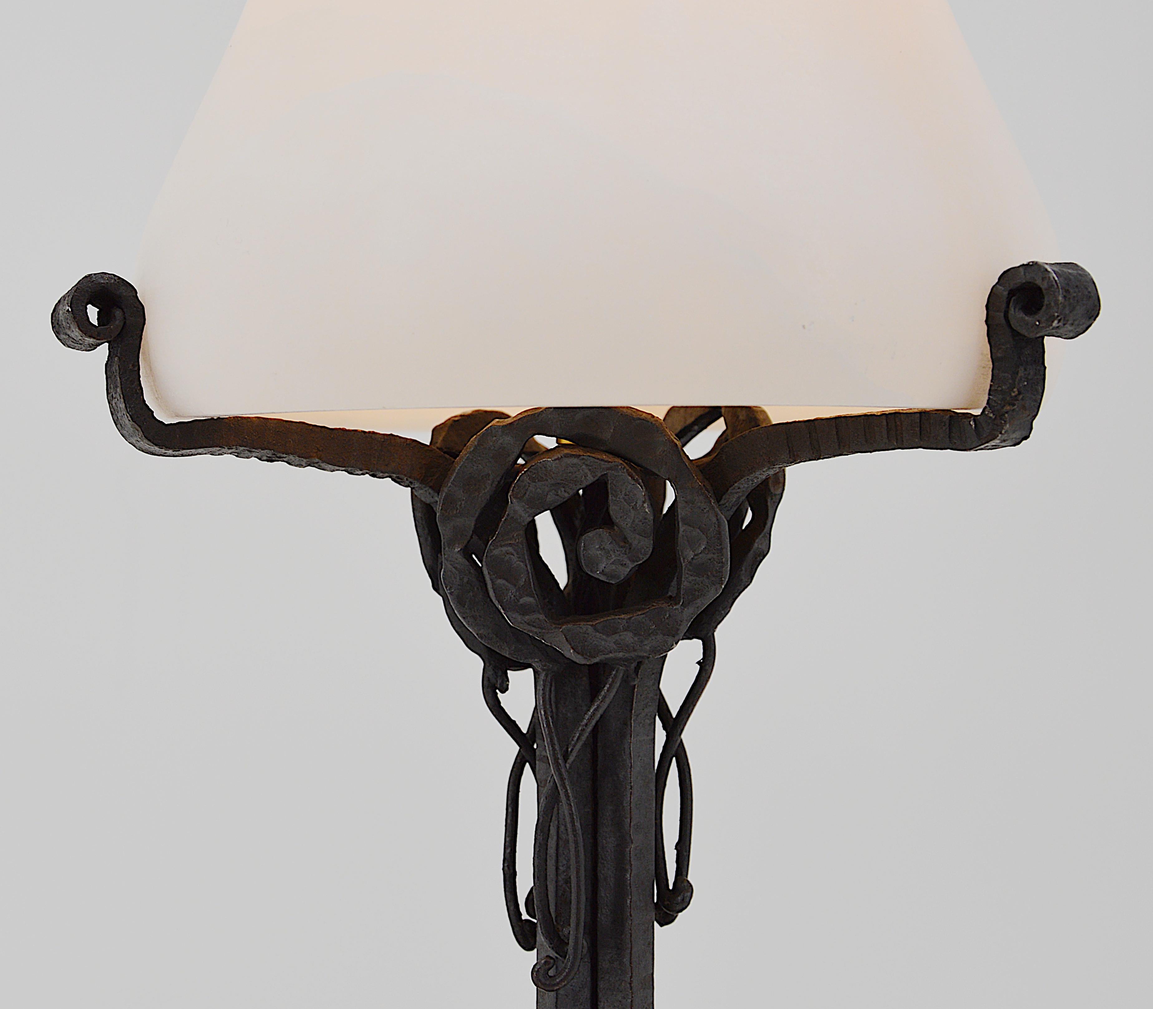 Fer forgé Lampe de table Art déco française en albâtre, 1925 en vente
