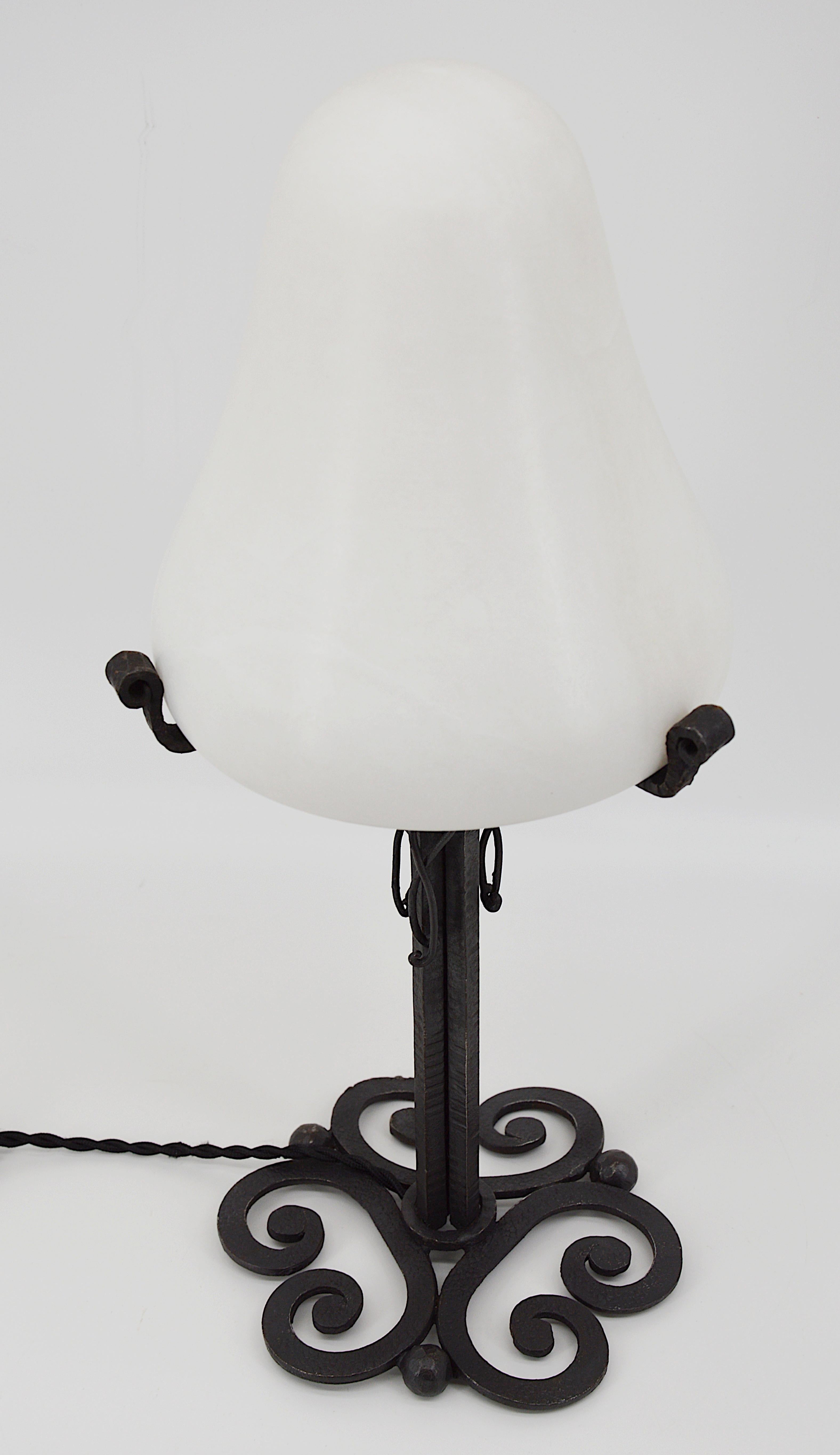 Fer forgé Lampe de table Art déco française en albâtre, 1920 en vente