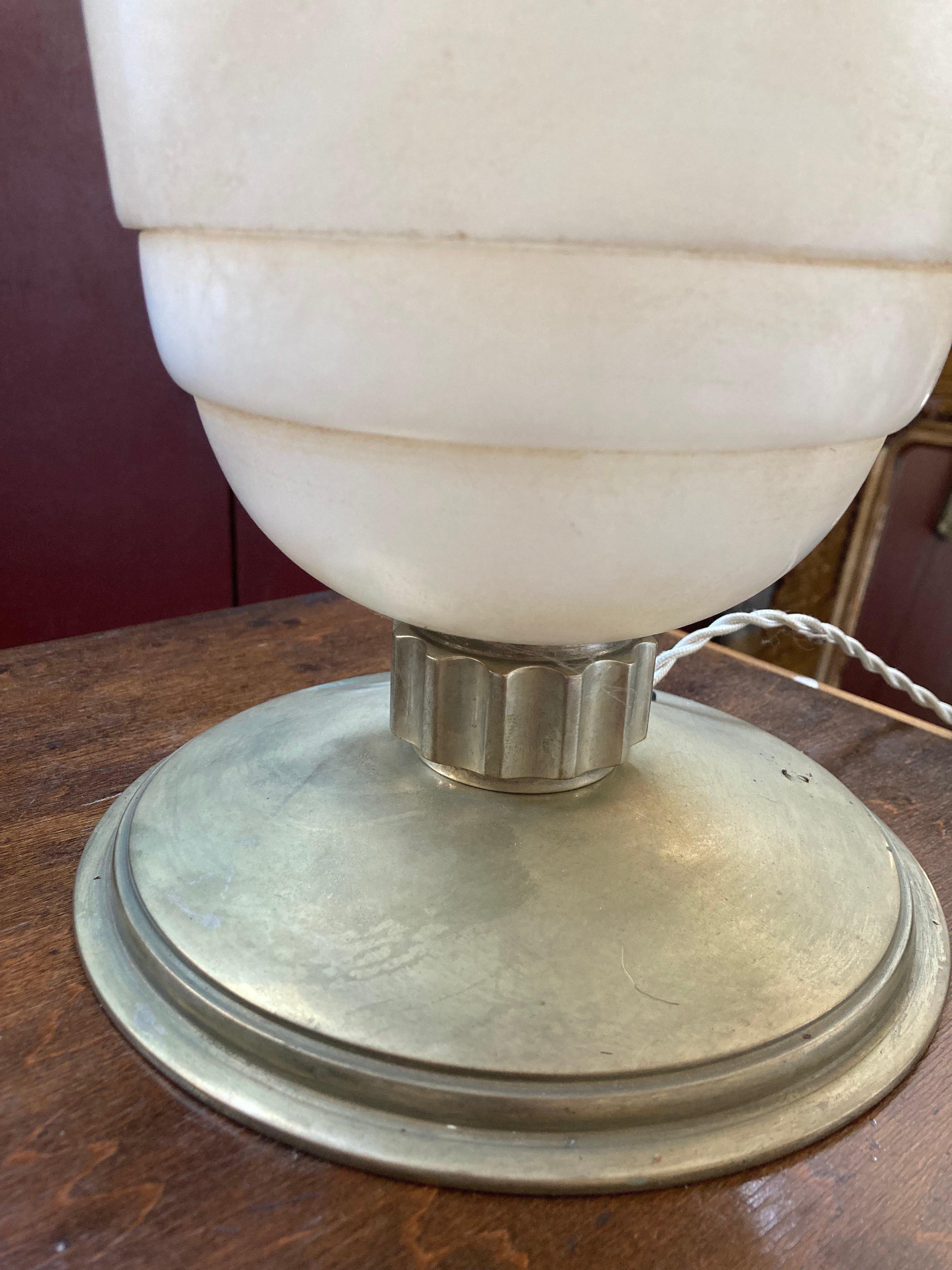 Ferronnerie Lampe de table Art Déco en albâtre. À la manière d'E.J.Ruhlmann.  en vente