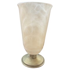 Lámpara de sobremesa francesa Art Déco de alabastro. A la manera de E.J.Ruhlmann. 