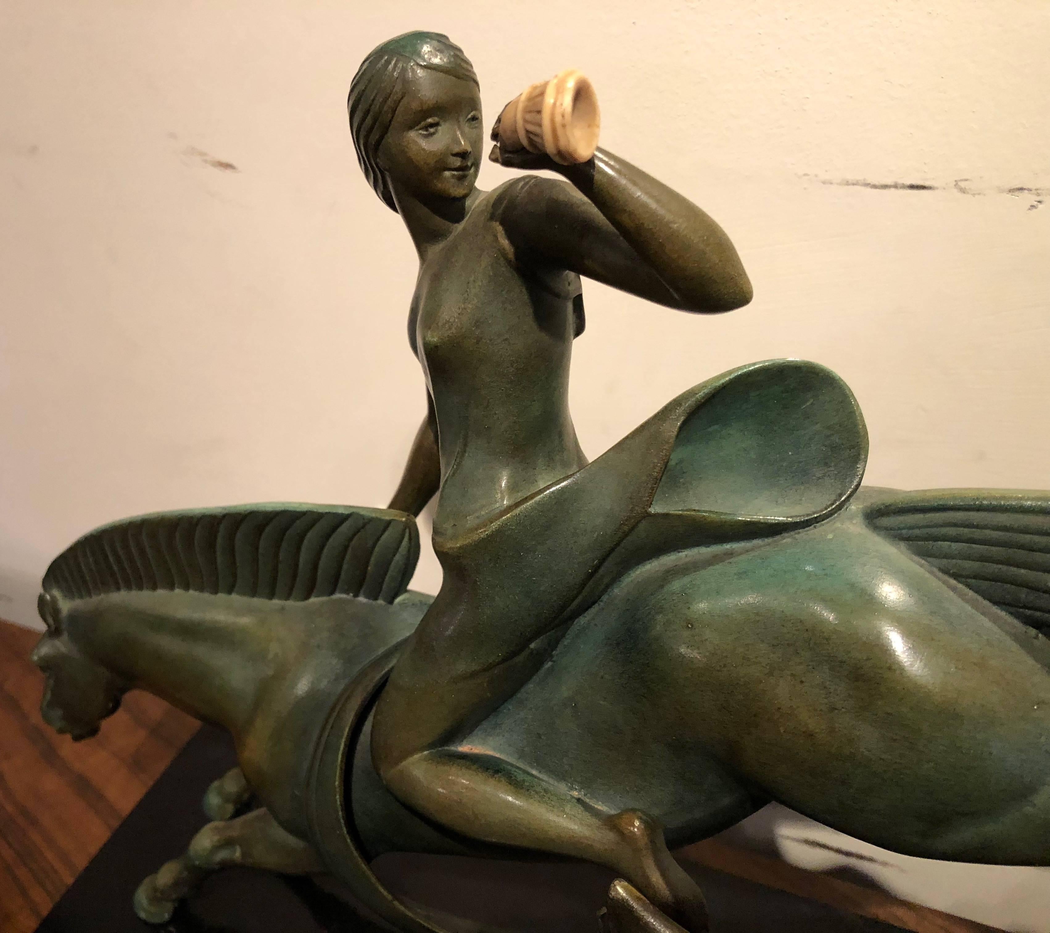 Milieu du XXe siècle Grand bronze Art Déco Français - Amazones - cavalières et chien Barzoï