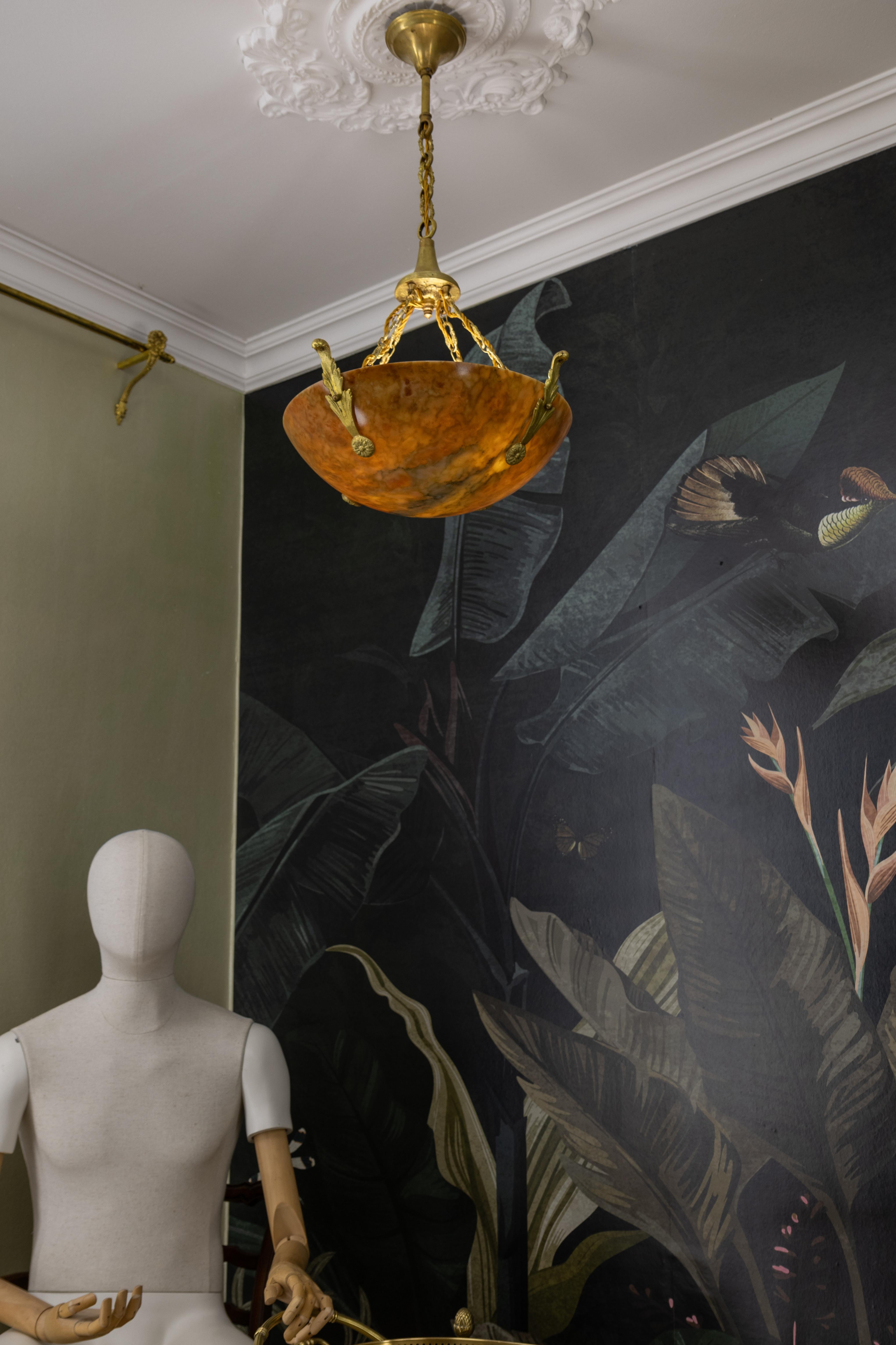 Lampada a sospensione in bronzo e alabastro color ambra Art Deco francese, circa 1920 in vendita 3