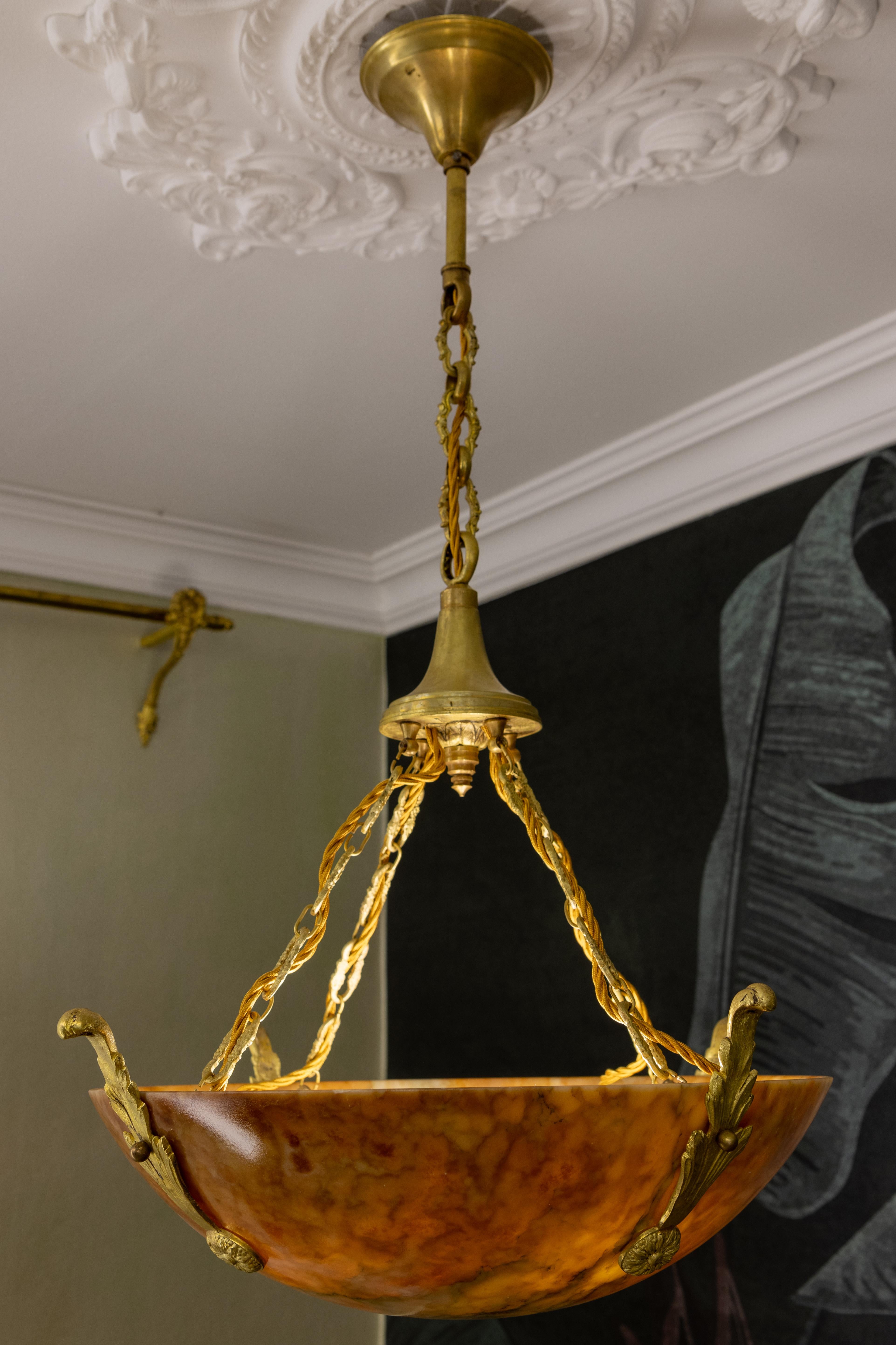 Lampada a sospensione in bronzo e alabastro color ambra Art Deco francese, circa 1920 in vendita 4