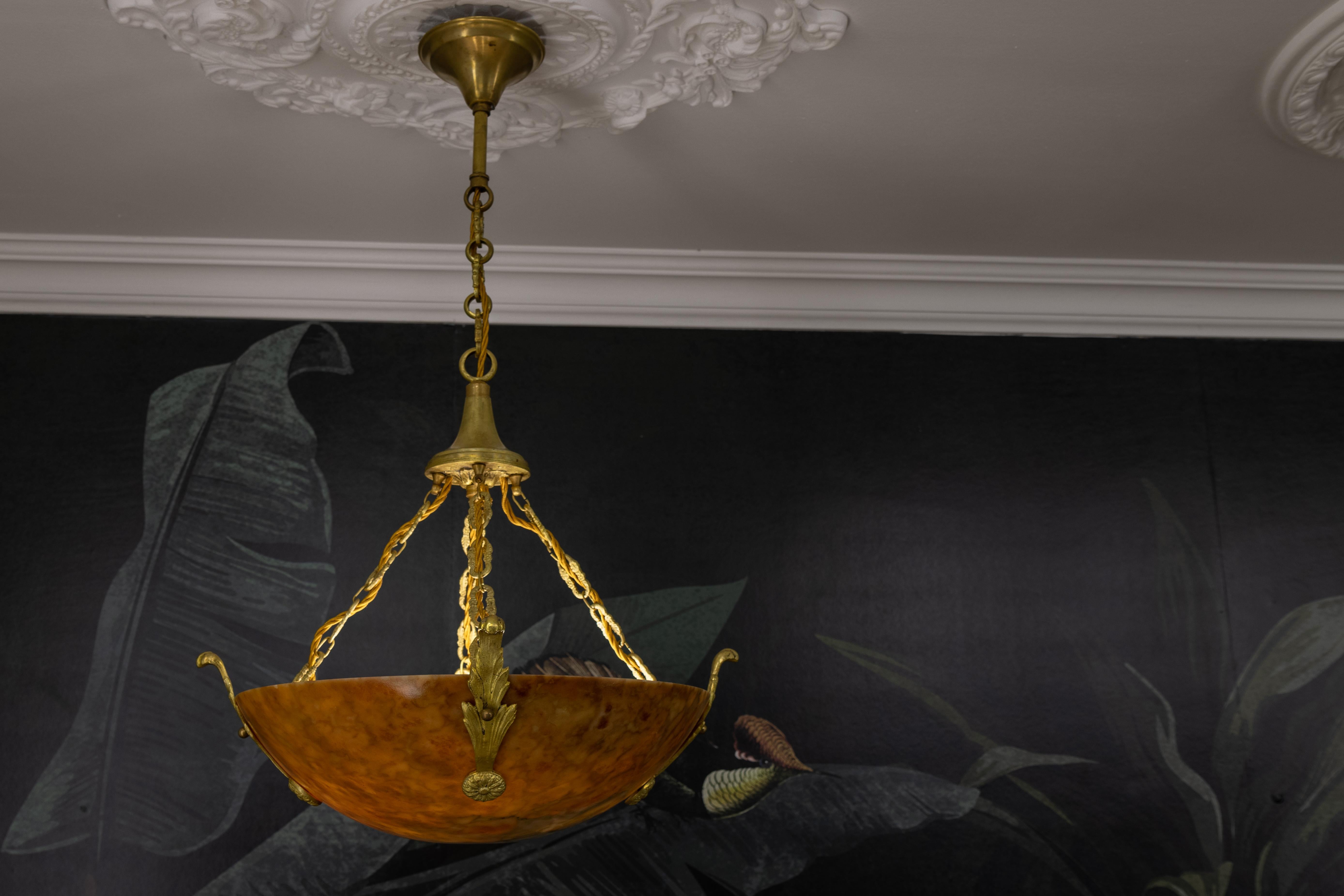 Lampada a sospensione in bronzo e alabastro color ambra Art Deco francese, circa 1920 in vendita 5