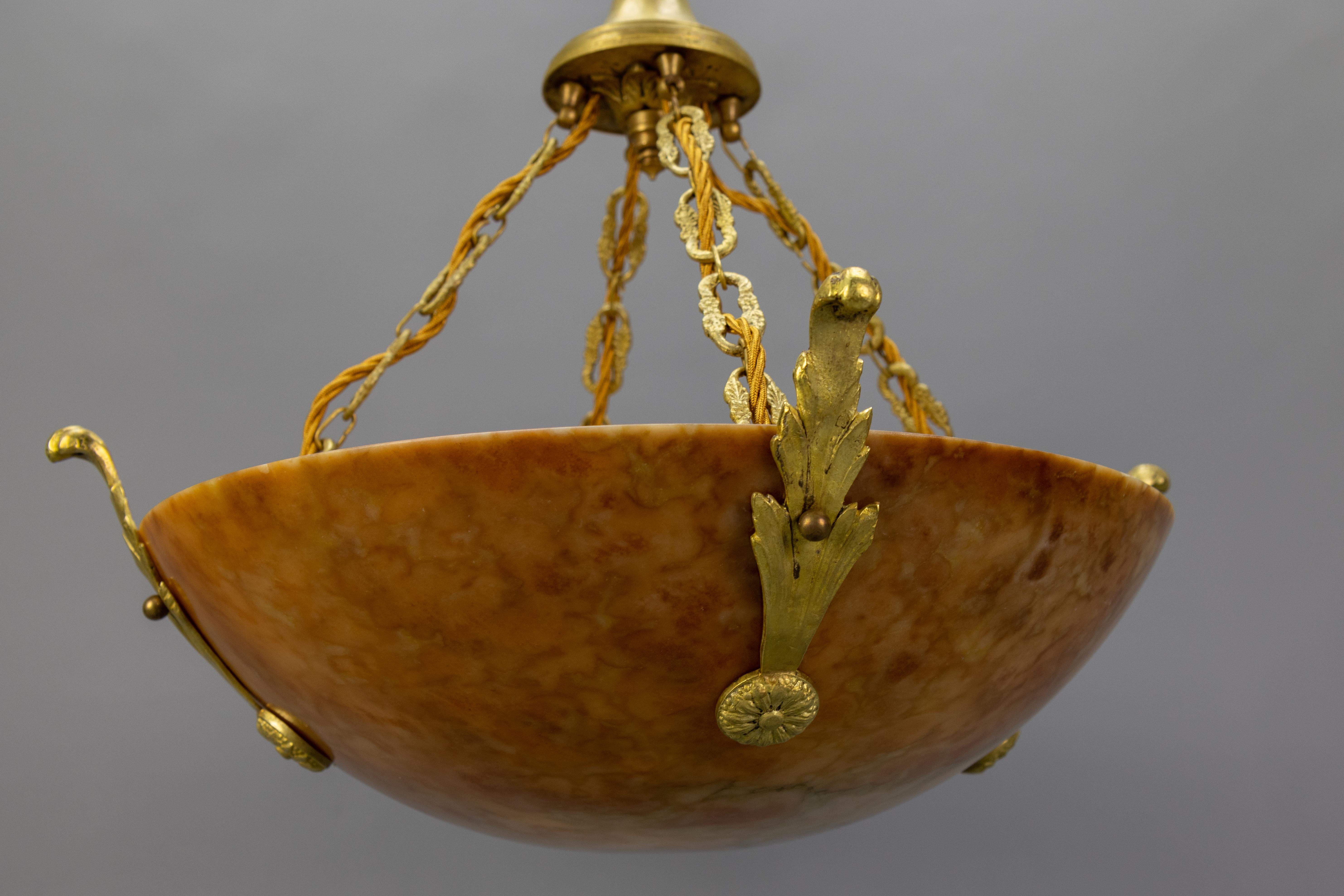 Lampada a sospensione in bronzo e alabastro color ambra Art Deco francese, circa 1920 in vendita 6