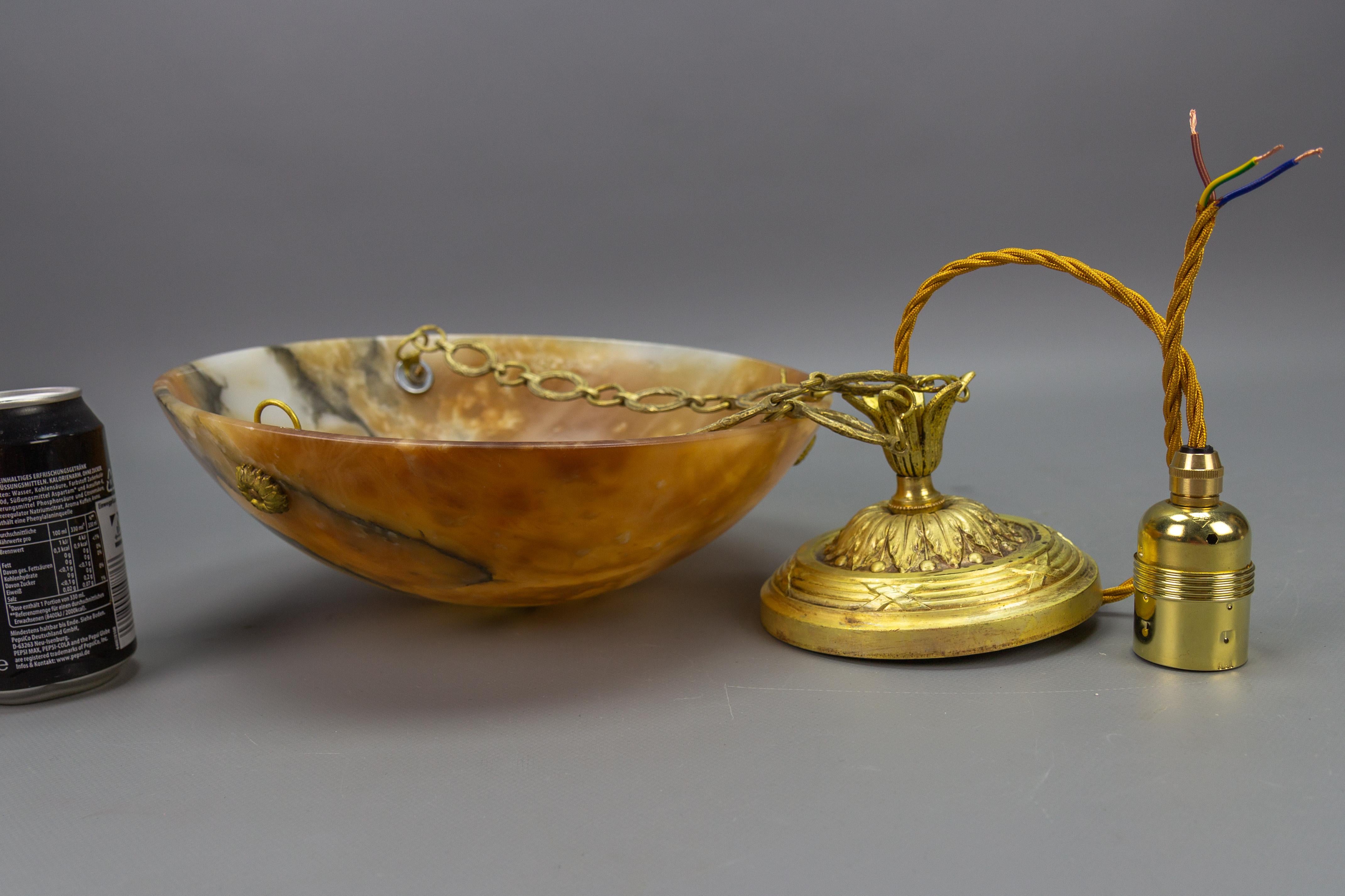 Lampe suspendue en bronze et albâtre couleur ambre, circa 1920. en vente 11