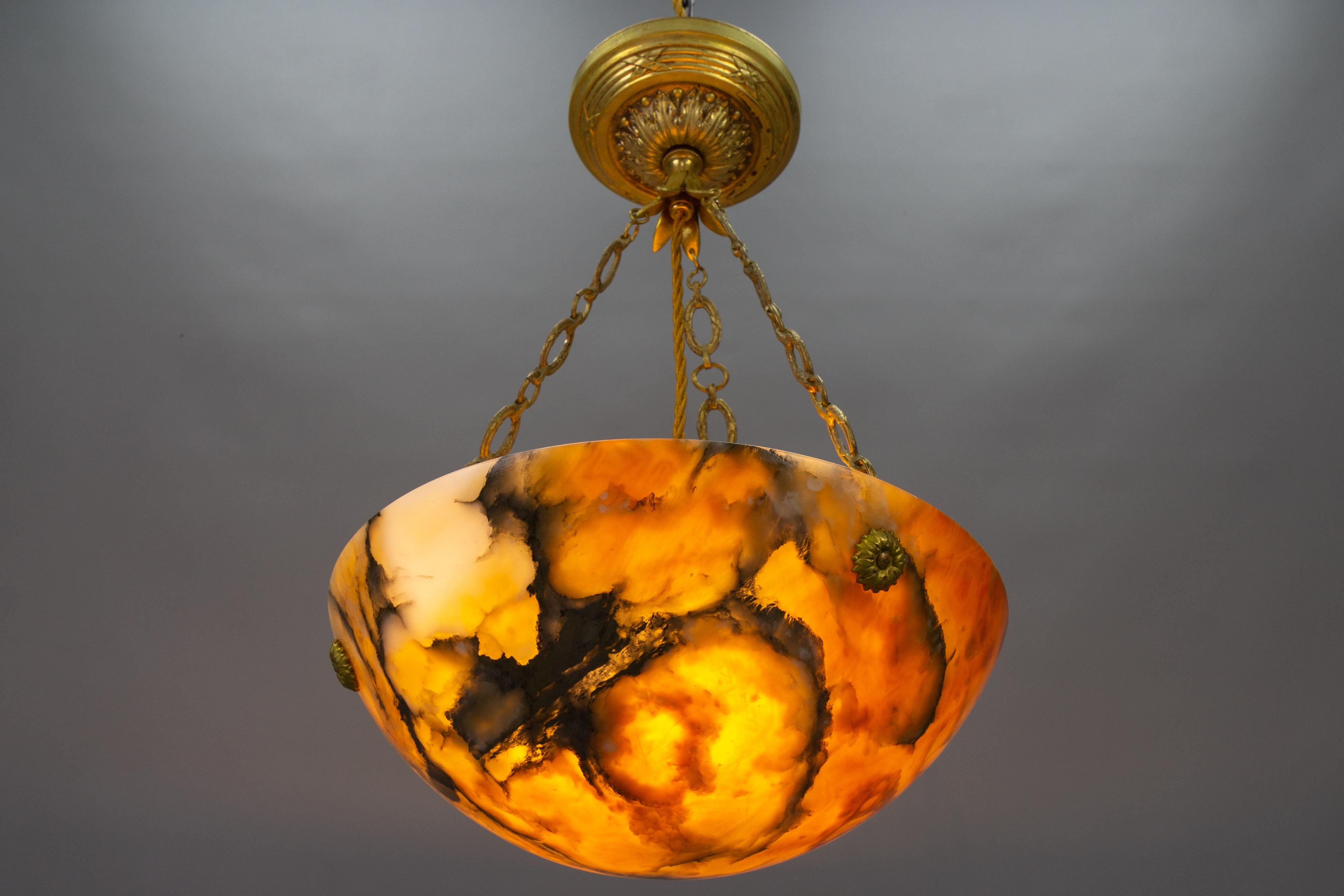 French Art Deco Amber Color Alabaster and Bronze Pendant Light, circa 1920 In Good Condition For Sale In Barntrup, DE