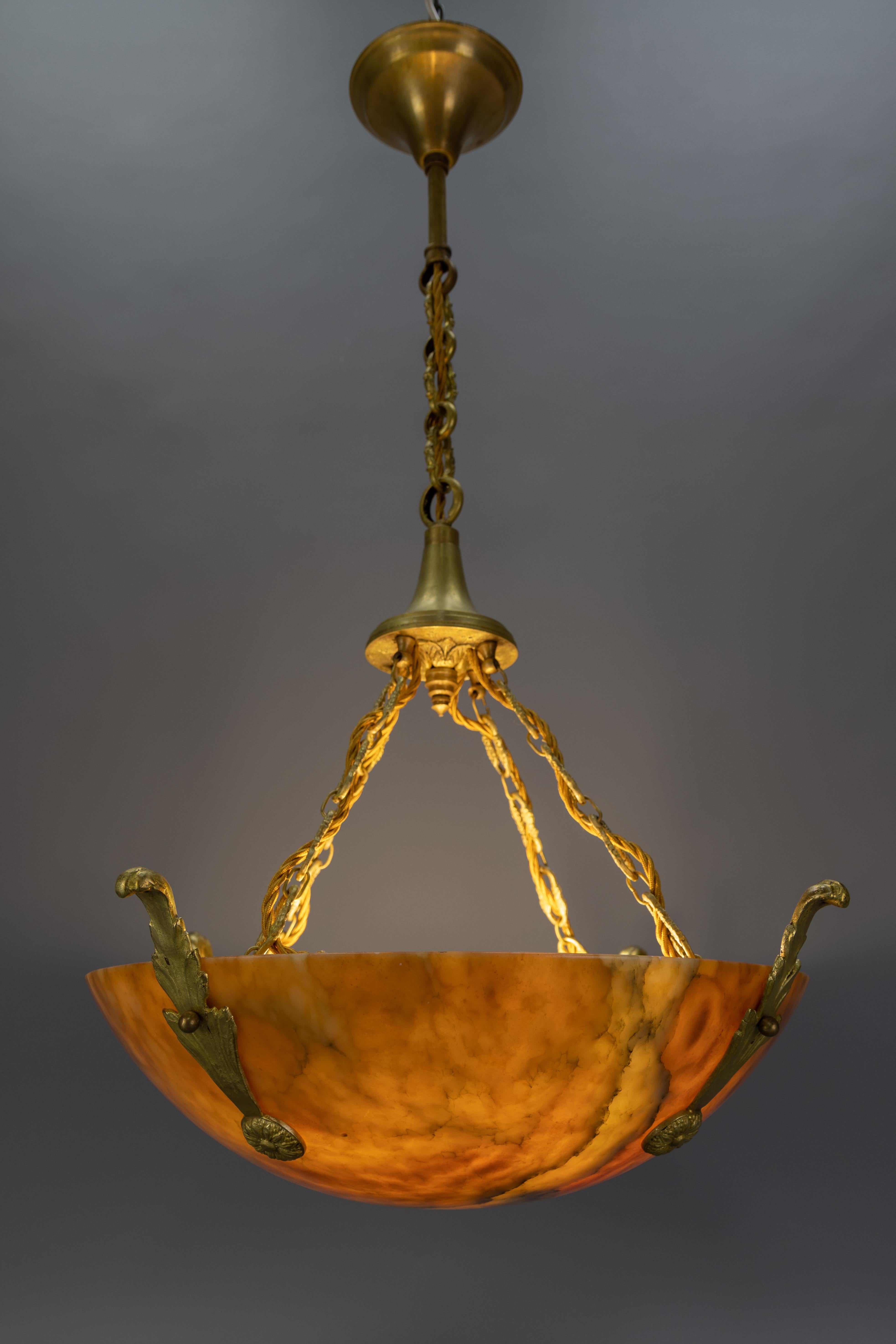 Art Déco Lampada a sospensione in bronzo e alabastro color ambra Art Deco francese, circa 1920 in vendita