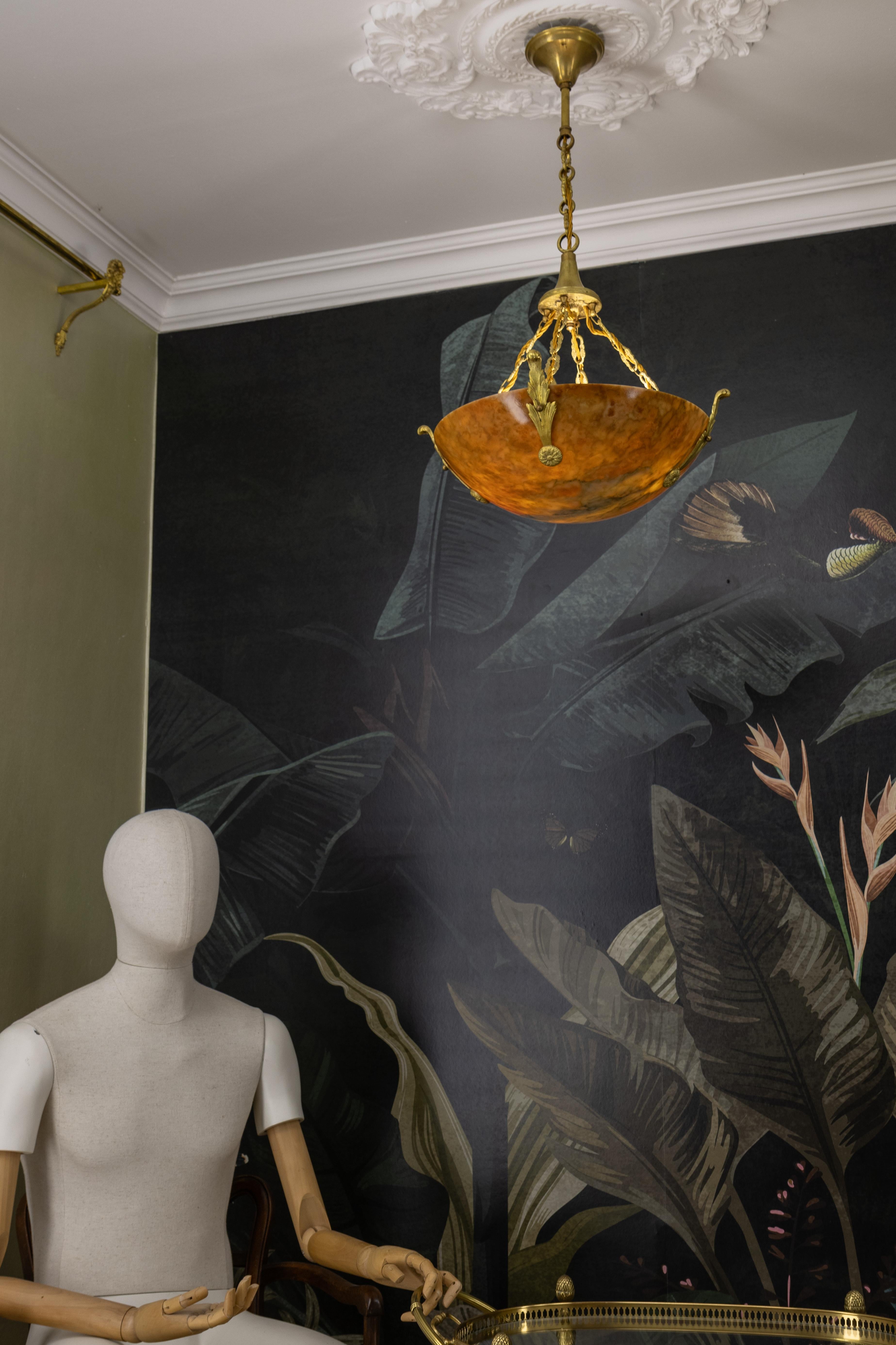 Lampada a sospensione in bronzo e alabastro color ambra Art Deco francese, circa 1920 in vendita 2