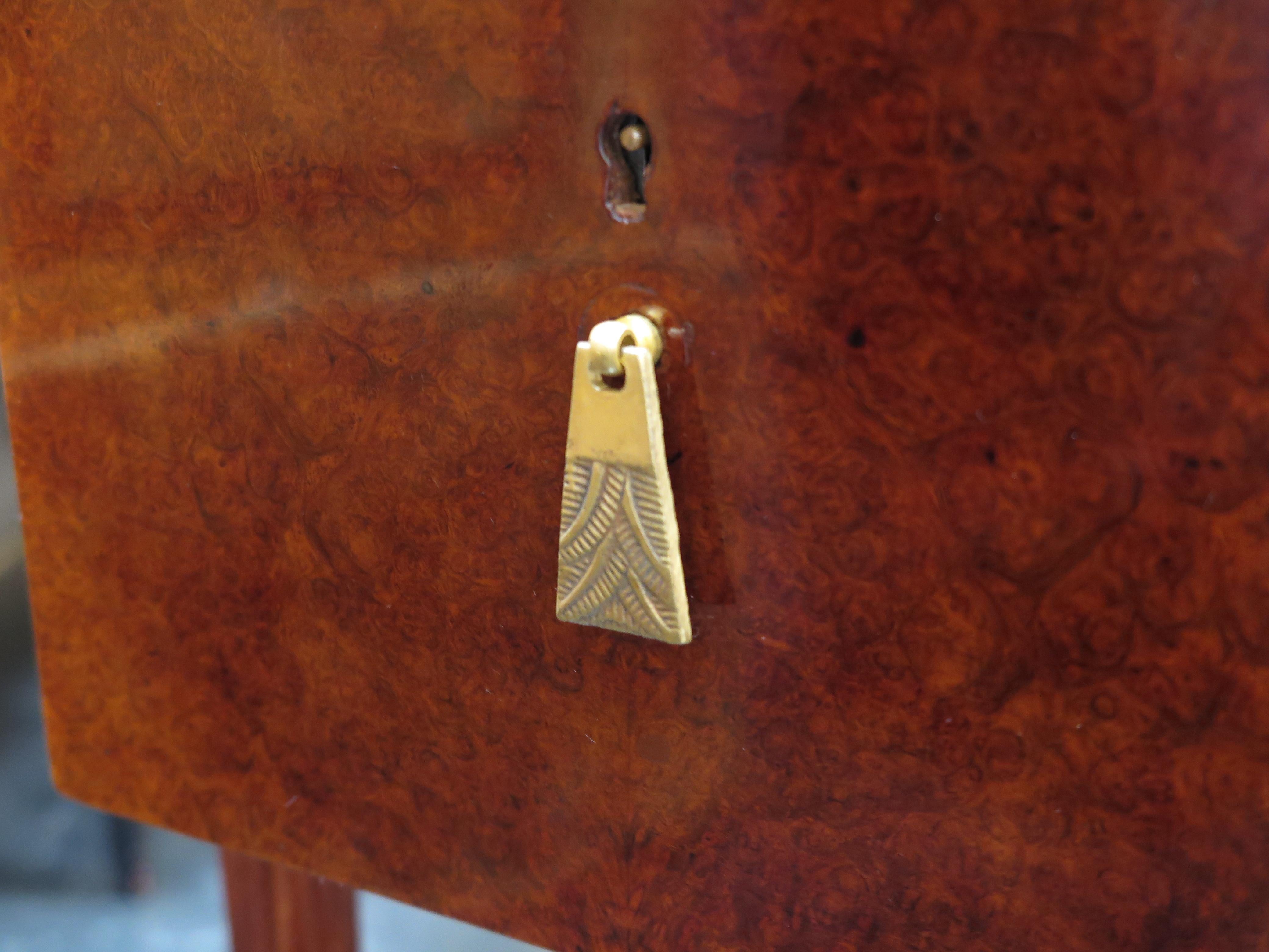 Französischer Art Deco Amboyna Wurzelholz-Schreibtisch mit Lederplatte im Angebot 4